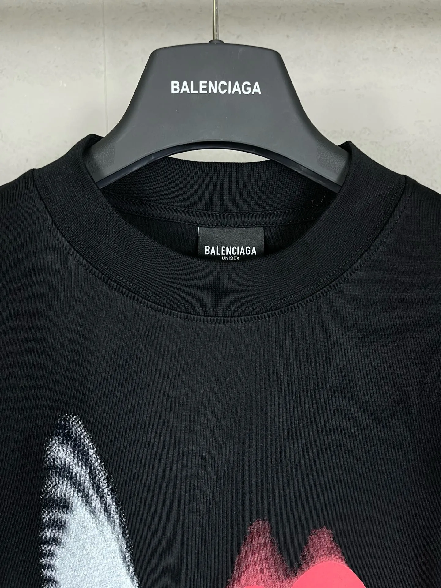 🅿️210 real photos [Top version. Official website quality] BALENCI*GA/Paris BALENCI*GA#520. Limited to the latest model, 520 love. Classic LOGO long-sleeved T-shirt embroidered on the back neck. Brick cabinet synchronization, genuine product development at the first time, welcome to compare. The fabric is made of Paris ZP custom-woven and dyed 100% cotton double-yarn compact cotton. The weight is 260 grams. The cloth surface is clean. The cloth pattern is clear. It is soft and comfortable. It has good color fastness and is not easy to change color. The threads are woven and dyed with no color difference. The printing uses computer direct printing, and the rib embroidery on the back collar has a three-dimensional effect. The version adopts the OS loose shoulder style. Same style for men and women. Code: BL225015 Color: black, off-white Size: XS S M L