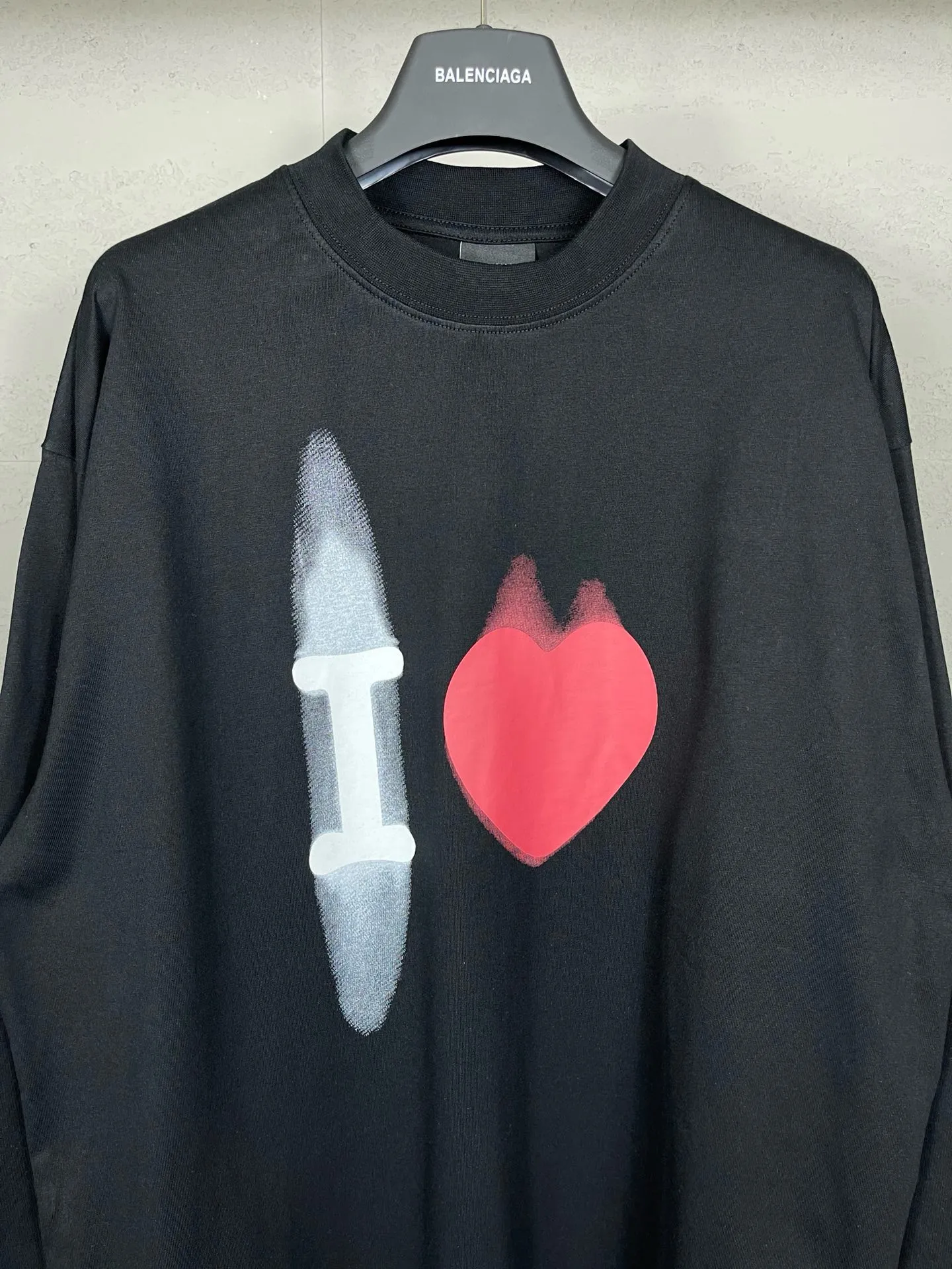 🅿️210 real photos [Top version. Official website quality] BALENCI*GA/Paris BALENCI*GA#520. Limited to the latest model, 520 love. Classic LOGO long-sleeved T-shirt embroidered on the back neck. Brick cabinet synchronization, genuine product development at the first time, welcome to compare. The fabric is made of Paris ZP custom-woven and dyed 100% cotton double-yarn compact cotton. The weight is 260 grams. The cloth surface is clean. The cloth pattern is clear. It is soft and comfortable. It has good color fastness and is not easy to change color. The threads are woven and dyed with no color difference. The printing uses computer direct printing, and the rib embroidery on the back collar has a three-dimensional effect. The version adopts the OS loose shoulder style. Same style for men and women. Code: BL225015 Color: black, off-white Size: XS S M L