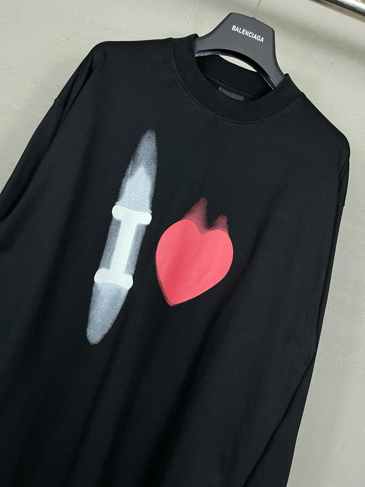 🅿️210 real photos [Top version. Official website quality] BALENCI*GA/Paris BALENCI*GA#520. Limited to the latest model, 520 love. Classic LOGO long-sleeved T-shirt embroidered on the back neck. Brick cabinet synchronization, genuine product development at the first time, welcome to compare. The fabric is made of Paris ZP custom-woven and dyed 100% cotton double-yarn compact cotton. The weight is 260 grams. The cloth surface is clean. The cloth pattern is clear. It is soft and comfortable. It has good color fastness and is not easy to change color. The threads are woven and dyed with no color difference. The printing uses computer direct printing, and the rib embroidery on the back collar has a three-dimensional effect. The version adopts the OS loose shoulder style. Same style for men and women. Code: BL225015 Color: black, off-white Size: XS S M L