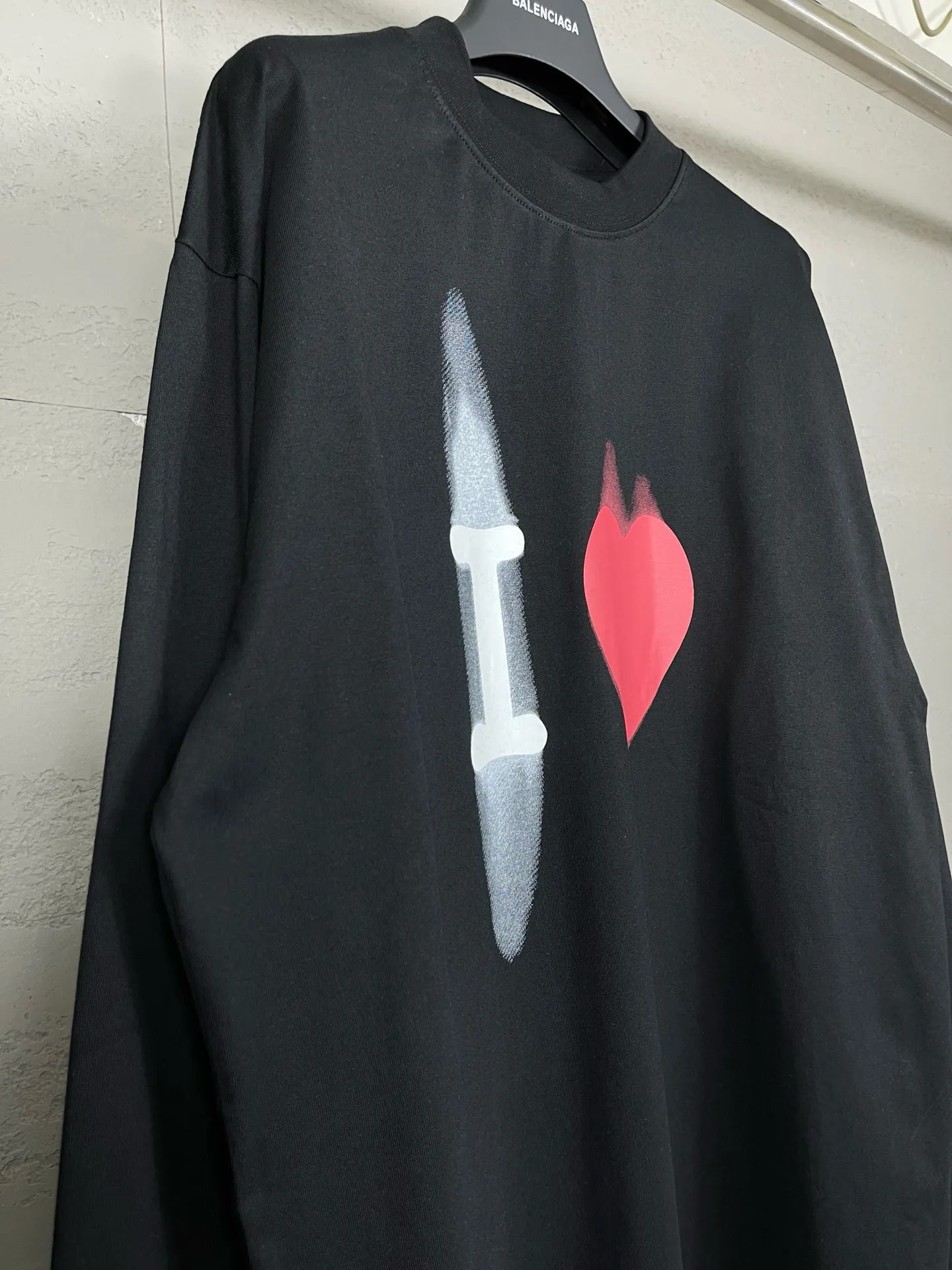 🅿️210 real photos [Top version. Official website quality] BALENCI*GA/Paris BALENCI*GA#520. Limited to the latest model, 520 love. Classic LOGO long-sleeved T-shirt embroidered on the back neck. Brick cabinet synchronization, genuine product development at the first time, welcome to compare. The fabric is made of Paris ZP custom-woven and dyed 100% cotton double-yarn compact cotton. The weight is 260 grams. The cloth surface is clean. The cloth pattern is clear. It is soft and comfortable. It has good color fastness and is not easy to change color. The threads are woven and dyed with no color difference. The printing uses computer direct printing, and the rib embroidery on the back collar has a three-dimensional effect. The version adopts the OS loose shoulder style. Same style for men and women. Code: BL225015 Color: black, off-white Size: XS S M L