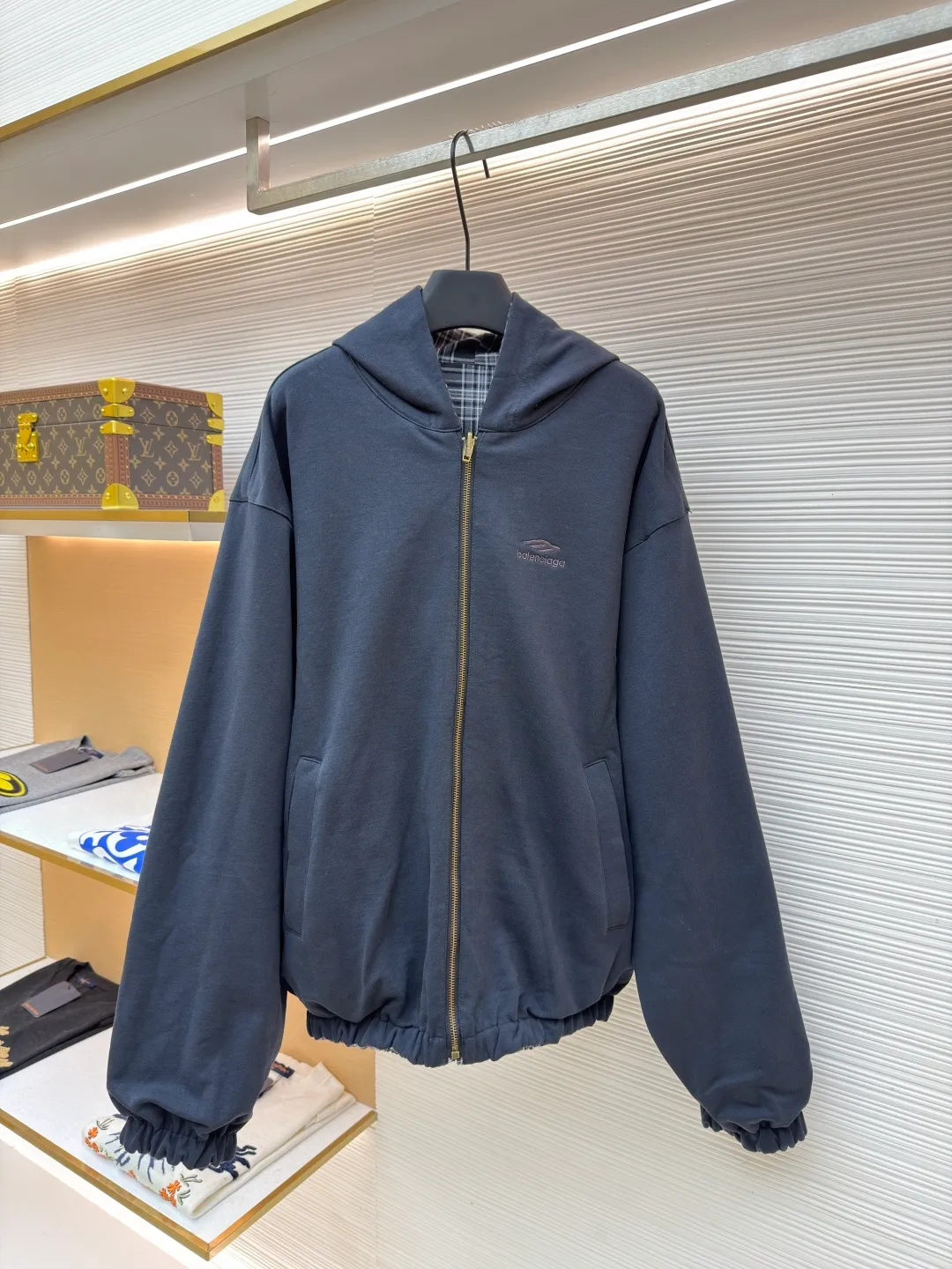 Balenciaga plaid 3M embroidered double-sided jacket ●Item number: 1682242-C55 ●Material: cotton fabric ●Technology: made on positioning cutting machine ●Color: gray ●Version: fitted version ●Weight: about 1355 grams ●Size: XS-S-M-L ●Description: This plaid hooded jacket is made of high-count worsted cotton and linen blended fabric. It has been pre-washed and treated with water. It has a stiff texture and a soft and skin-friendly wearing experience. The plaid pattern is woven through yarn-dyed jacquard technology. The warp and weft yarns are accurately aligned. The plaid pattern from the body to the sleeves and placket is connected without misalignment, demonstrating superb tailoring skills. The placket is equipped with a custom-made brass zipper, which has tight teeth and is smooth and easy to pull. The zipper head is engraved with brand logo details. The hood is three-dimensionally cut, with breathable mesh lining inside. The cuffs and hem are designed with elastic ribbing, and the tightness can be adjusted freely. The overall stitching adopts double-needle overlocking technology, and the stitching is even and fine. Each stitching has been adjusted through repeated trial versions to ensure that the shape is stiff and the movement is unrestricted. The brand embroidery in the details uses the same color stitches, highlighting the craftsmanship in a low-key manner. The overall wiring is straight and delicate, the fabric is comfortable and soft, and the color is consistent without color difference. It can be matched with the same style to create a fashionable look and control various occasions. Customized accessories, complete with three standards, same style for men and women!