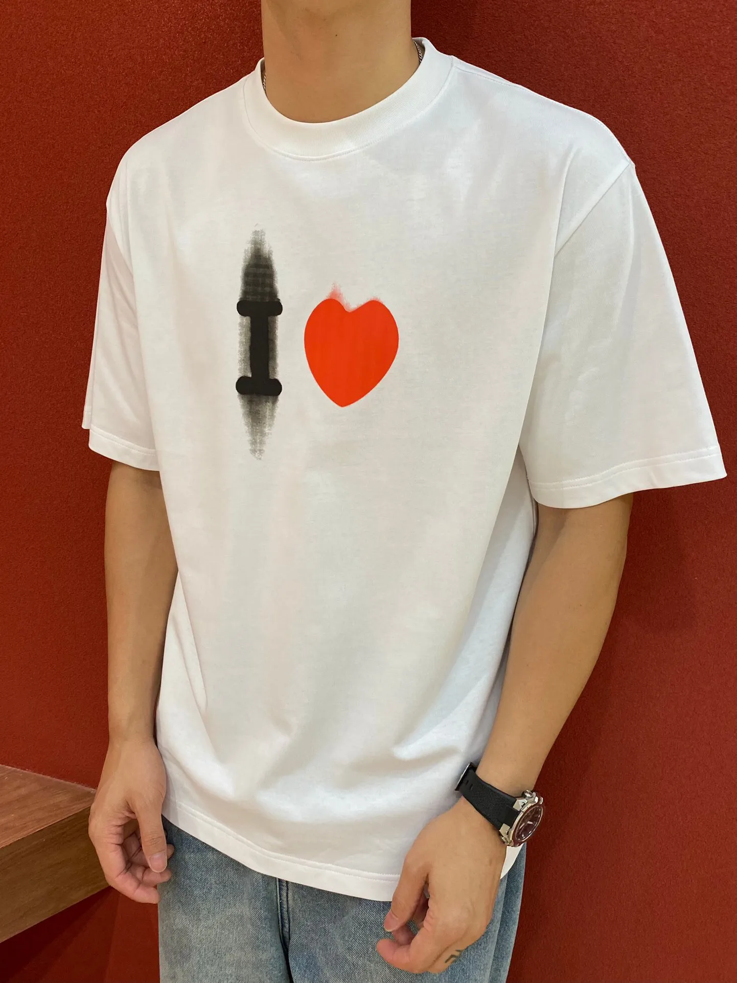 🎀Hot model pictures🎀Top tested version Balenciaga Paris 23ss spring and summer new style 520 love printed embroidered logo short-sleeved T-shirts for male and female couples stars, the appearance of the single product is undoubtedly outstanding, and it will definitely attract attention when paired with a couple style! Fashionable, relaxed and stylish, the atmosphere is instantly full~ It is made of 100% pure cotton fabric, which is soft and comfortable, has a delicate and waxy touch, and is very comfortable on the upper body! The simple and fashionable round neck design is simple and extraordinary, and it is very eye-catching. The stitching is very smooth and delicate, with a certain degree of looseness. It is strong, stylish, washable, durable and will not deform easily after long-term wear!  An item with obvious high street style, loose fit and cutting design, the upper body is very durable. This kind of short sleeves can definitely add a lot of color to your outfit, and also provide you with more charm and temptation in your daily life ~ P: 270 Color: Black White