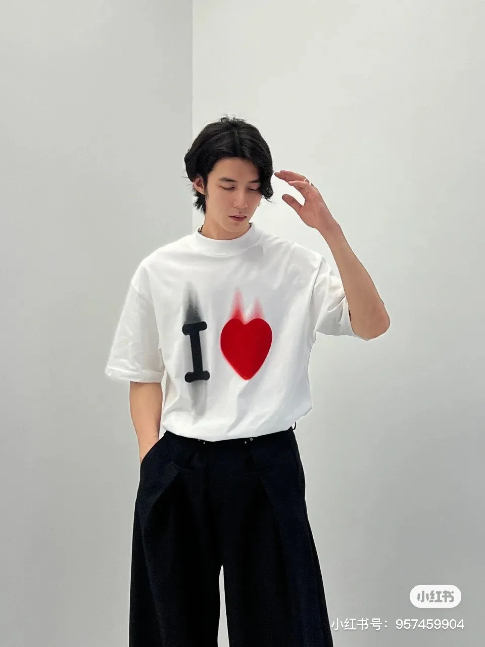 🎀Hot model pictures🎀Top tested version Balenciaga Paris 23ss spring and summer new style 520 love printed embroidered logo short-sleeved T-shirts for male and female couples stars, the appearance of the single product is undoubtedly outstanding, and it will definitely attract attention when paired with a couple style! Fashionable, relaxed and stylish, the atmosphere is instantly full~ It is made of 100% pure cotton fabric, which is soft and comfortable, has a delicate and waxy touch, and is very comfortable on the upper body! The simple and fashionable round neck design is simple and extraordinary, and it is very eye-catching. The stitching is very smooth and delicate, with a certain degree of looseness. It is strong, stylish, washable, durable and will not deform easily after long-term wear!  An item with obvious high street style, loose fit and cutting design, the upper body is very durable. This kind of short sleeves can definitely add a lot of color to your outfit, and also provide you with more charm and temptation in your daily life ~ P: 270 Color: Black White