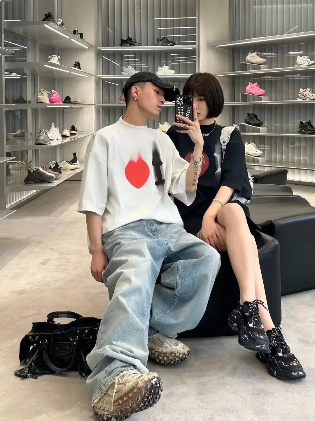 🎀Hot model pictures🎀Top tested version Balenciaga Paris 23ss spring and summer new style 520 love printed embroidered logo short-sleeved T-shirts for male and female couples stars, the appearance of the single product is undoubtedly outstanding, and it will definitely attract attention when paired with a couple style! Fashionable, relaxed and stylish, the atmosphere is instantly full~ It is made of 100% pure cotton fabric, which is soft and comfortable, has a delicate and waxy touch, and is very comfortable on the upper body! The simple and fashionable round neck design is simple and extraordinary, and it is very eye-catching. The stitching is very smooth and delicate, with a certain degree of looseness. It is strong, stylish, washable, durable and will not deform easily after long-term wear!  An item with obvious high street style, loose fit and cutting design, the upper body is very durable. This kind of short sleeves can definitely add a lot of color to your outfit, and also provide you with more charm and temptation in your daily life ~ P: 270 Color: Black White