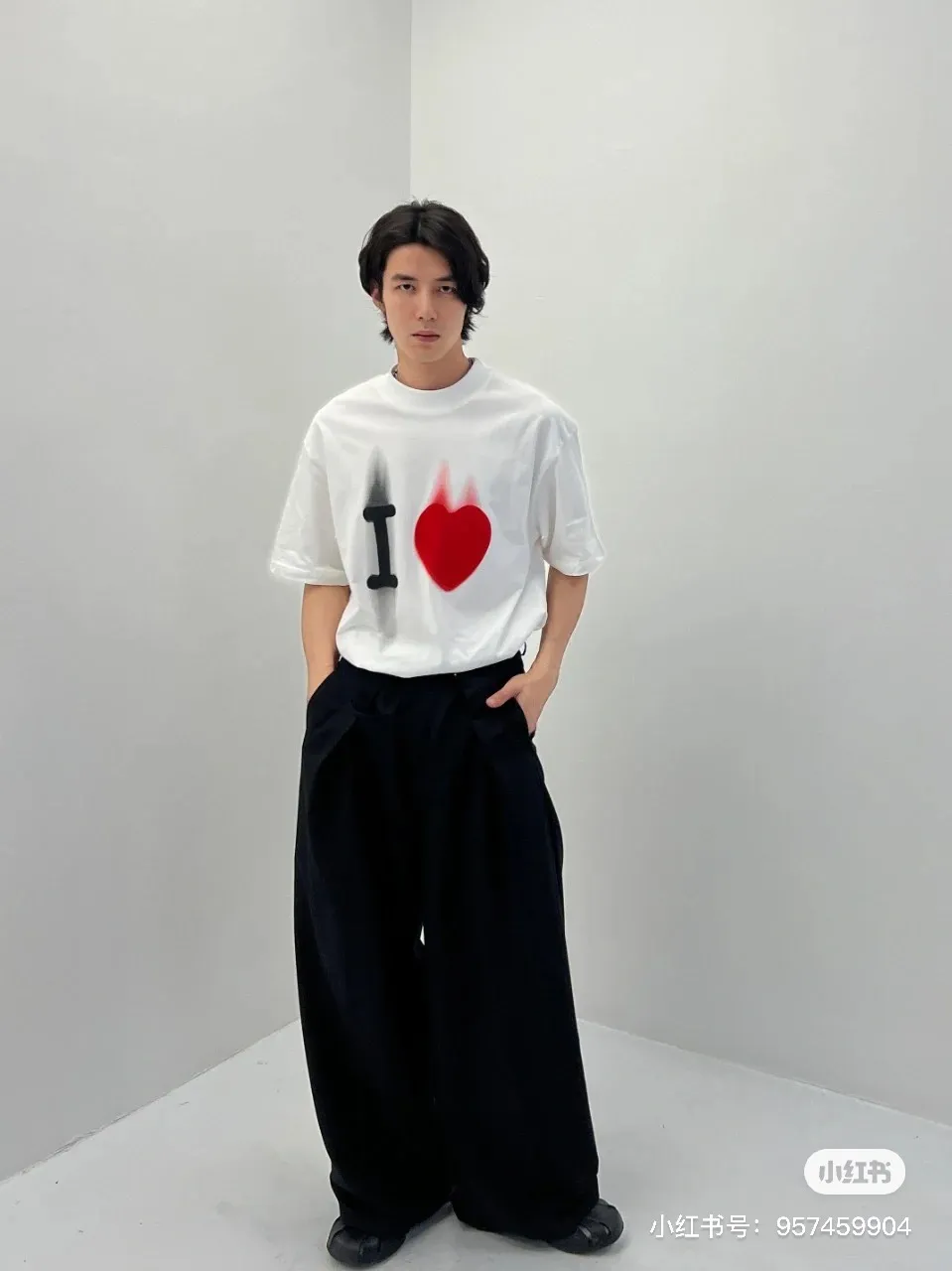 🎀Hot model pictures🎀Top tested version Balenciaga Paris 23ss spring and summer new style 520 love printed embroidered logo short-sleeved T-shirts for male and female couples stars, the appearance of the single product is undoubtedly outstanding, and it will definitely attract attention when paired with a couple style! Fashionable, relaxed and stylish, the atmosphere is instantly full~ It is made of 100% pure cotton fabric, which is soft and comfortable, has a delicate and waxy touch, and is very comfortable on the upper body! The simple and fashionable round neck design is simple and extraordinary, and it is very eye-catching. The stitching is very smooth and delicate, with a certain degree of looseness. It is strong, stylish, washable, durable and will not deform easily after long-term wear!  An item with obvious high street style, loose fit and cutting design, the upper body is very durable. This kind of short sleeves can definitely add a lot of color to your outfit, and also provide you with more charm and temptation in your daily life ~ P: 270 Color: Black White