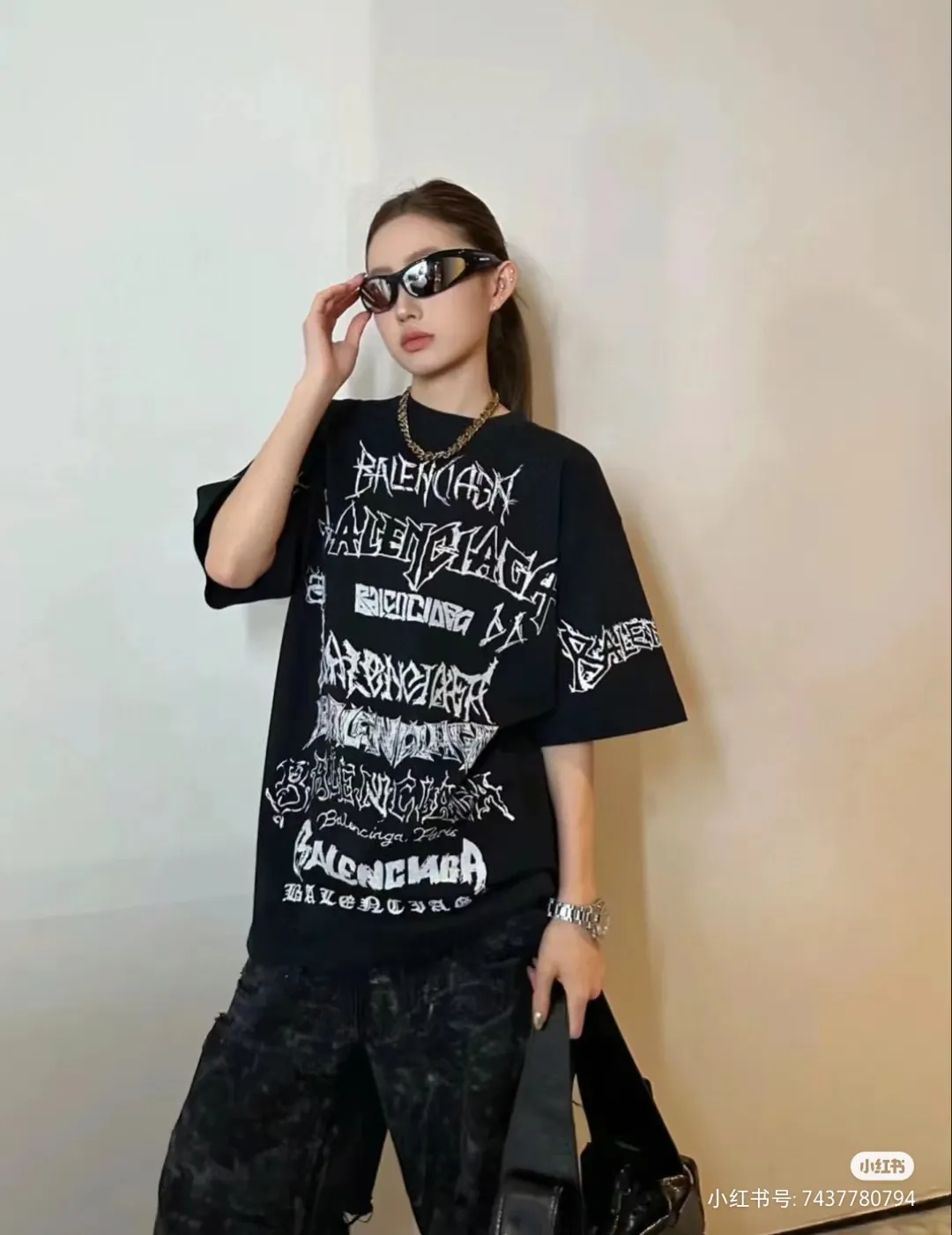 🎀Hot model pictures🎀The top tested version of Balenciaga/Balenciaga 24SS Year of the Dragon hand-painted graffiti logo full-print short-sleeved T-shirt everyone has been waiting for! The Year of the Dragon limited edition is finally available! The fabric is made of 16-count single combed compact spun 250g thickened plain weave fabric, washed and dyed on the panel. The front and rear left and right sleeve patterns are all made using an elliptical machine direct injection process. After scanning the pattern, the details of the panel are adjusted manually. Then use large cloth to repeatedly adjust the pattern on the board. The printing is delicate and neat. The ready-made garments are washed softly to ensure no shrinkage. Double-pressing technology is used. The pattern part uses graffiti-style Gothic fonts. The pattern effect is fully restored. The double-layer stitching on the back collar is firm and tight. The double-chain routing on the shoulders. The hem is tightened tightly. The fabric is full of drape. The pattern is consistent. Customized and numbered washing. Only every detail is presented to customers. Size: S-XL P:280