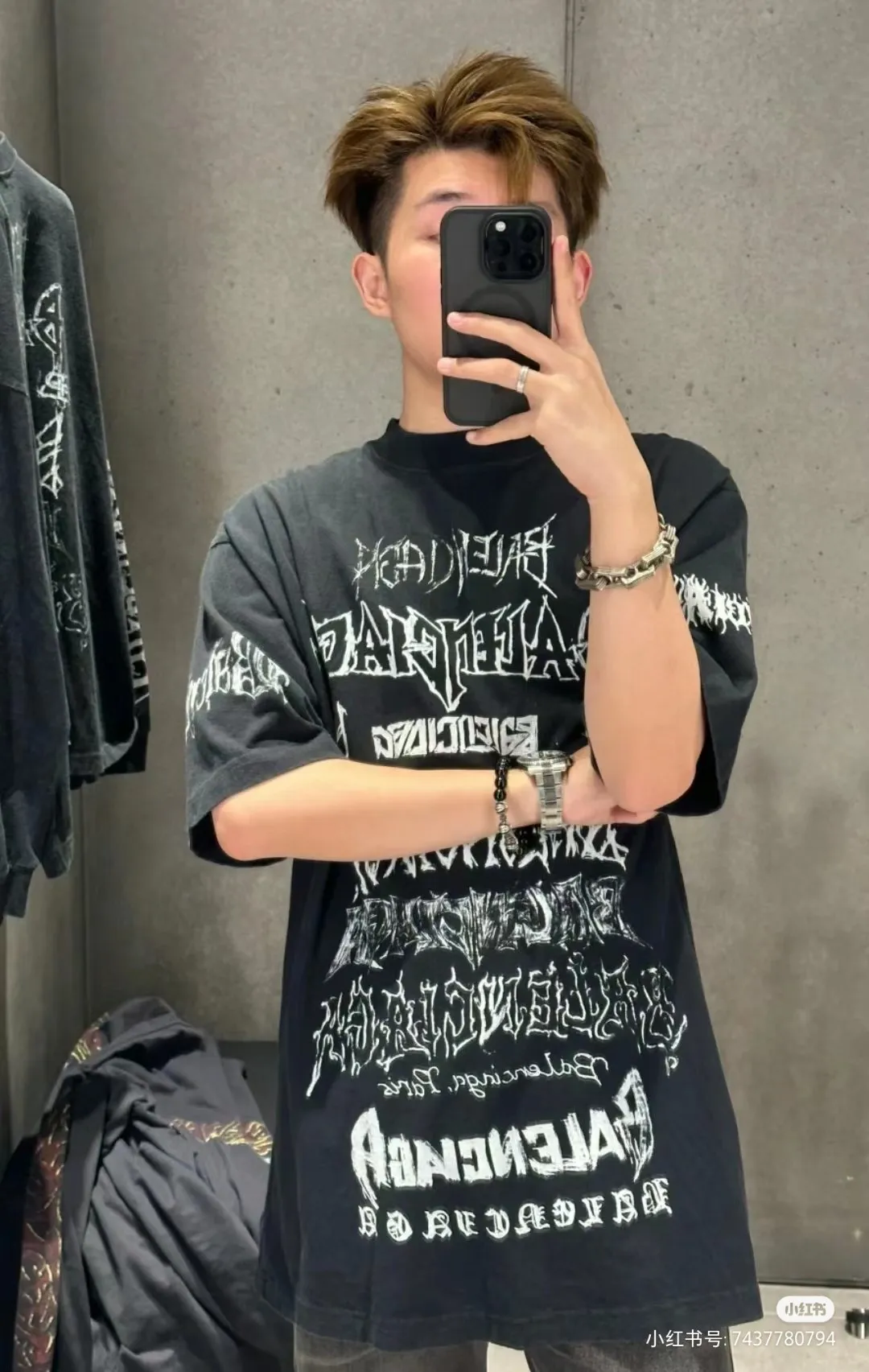 🎀Hot model pictures🎀The top tested version of Balenciaga/Balenciaga 24SS Year of the Dragon hand-painted graffiti logo full-print short-sleeved T-shirt everyone has been waiting for! The Year of the Dragon limited edition is finally available! The fabric is made of 16-count single combed compact spun 250g thickened plain weave fabric, washed and dyed on the panel. The front and rear left and right sleeve patterns are all made using an elliptical machine direct injection process. After scanning the pattern, the details of the panel are adjusted manually. Then use large cloth to repeatedly adjust the pattern on the board. The printing is delicate and neat. The ready-made garments are washed softly to ensure no shrinkage. Double-pressing technology is used. The pattern part uses graffiti-style Gothic fonts. The pattern effect is fully restored. The double-layer stitching on the back collar is firm and tight. The double-chain routing on the shoulders. The hem is tightened tightly. The fabric is full of drape. The pattern is consistent. Customized and numbered washing. Only every detail is presented to customers. Size: S-XL P:280