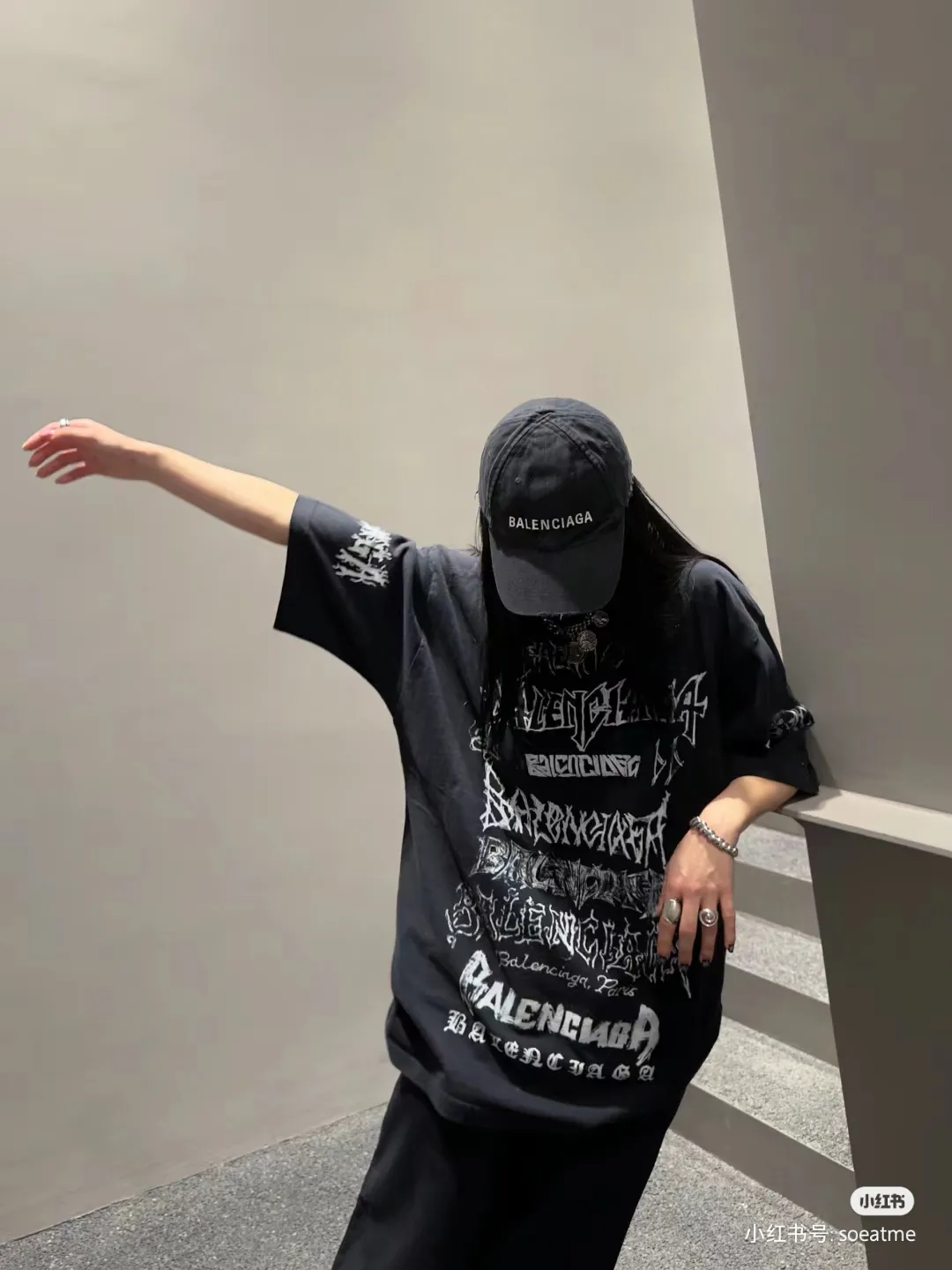 🎀Hot model pictures🎀The top tested version of Balenciaga/Balenciaga 24SS Year of the Dragon hand-painted graffiti logo full-print short-sleeved T-shirt everyone has been waiting for! The Year of the Dragon limited edition is finally available! The fabric is made of 16-count single combed compact spun 250g thickened plain weave fabric, washed and dyed on the panel. The front and rear left and right sleeve patterns are all made using an elliptical machine direct injection process. After scanning the pattern, the details of the panel are adjusted manually. Then use large cloth to repeatedly adjust the pattern on the board. The printing is delicate and neat. The ready-made garments are washed softly to ensure no shrinkage. Double-pressing technology is used. The pattern part uses graffiti-style Gothic fonts. The pattern effect is fully restored. The double-layer stitching on the back collar is firm and tight. The double-chain routing on the shoulders. The hem is tightened tightly. The fabric is full of drape. The pattern is consistent. Customized and numbered washing. Only every detail is presented to customers. Size: S-XL P:280
