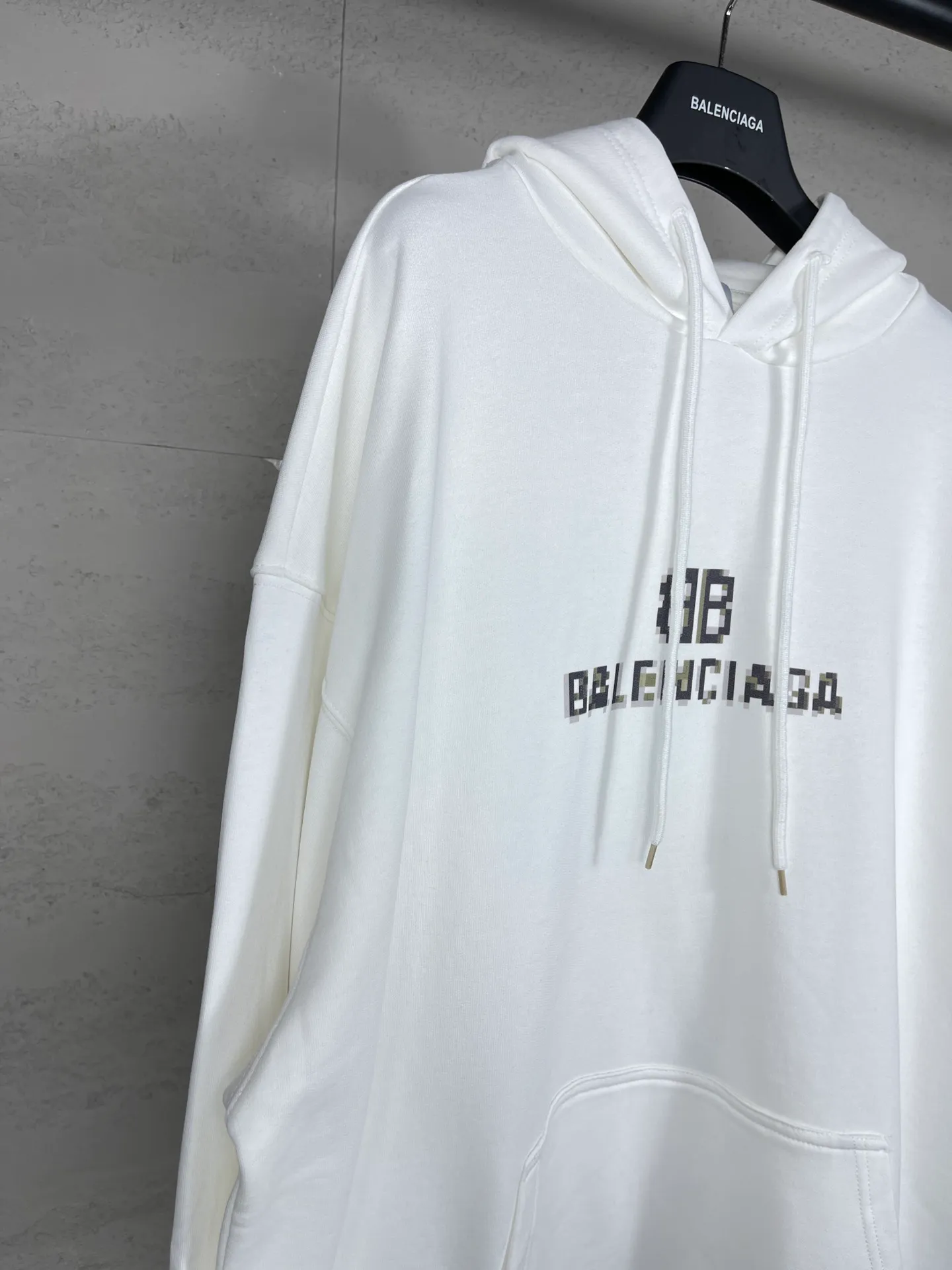 🅿️300 real photos [Top version. Official website quality] BALENCI*GA/Paris. Classic style. BALENCI*GA# Phantom BB direct-injection printed hooded sweatshirt. Brick cabinet synchronization. The fabric is made of Paris ZP custom-woven and dyed cotton sweatshirt. The weight is 450 grams. The cloth surface is clean. The cloth pattern is clear, soft and comfortable. The threads are woven and dyed with no color difference. The classic pattern is printed with Kornit direct-injection printing, which has no hand feel and has a three-dimensional effect that restores the brick cabinet. The version adopts OS loose shoulder design. Same style for men and women. Coding: BL238060 Color: black. White. Size: XS S M L