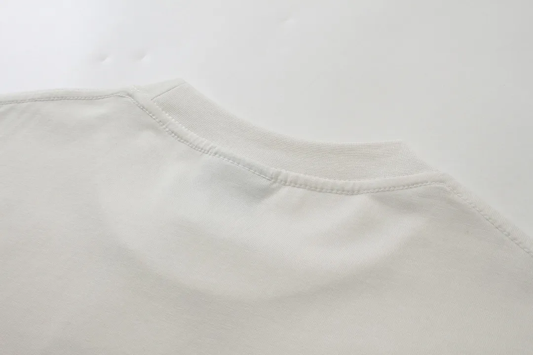 🅿️170 detailed pictures [Top version. Official website quality] BALENCI*GA/Paris. 2024 new style. 3M reflective letter printed short-sleeved T-shirt, brick cabinet synchronization. Genuine product developed in the first time, enjoy printing and comparison! The fabric is made of Paris ZP custom-woven and dyed cotton double yarn. Weighing 260 grams, the cloth surface is clean. The cloth pattern is clear, soft and comfortable. The threads are dyed with no color difference. The front piece is printed with reflective film. The effect is three-dimensional. Restore the brick cabinet. Different market currency, welcome to compare, the version adopts OS loose shoulder version. Same style for men and women Coding: BL223386 Color. Black, off-white Size: XS to L
