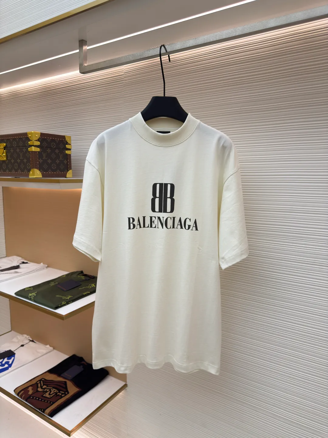 Balenciaga black letter double B printed short sleeves ●Original version: Purchased and developed by 2269 ●Item number: 1680738-A05 ●Fabric: vintage jersey fabric ●Technology: printing production ●Version: loose version ●Weight: about 300 grams ●Size: Fine cotton fabrics usually have better moisture absorption, breathability, warmth retention and wear resistance, and are also softer and smoother. Retro cotton fabric is a relatively thick cotton fabric with a retro-style black tone. It has been carefully processed and processed to have excellent texture and performance. Due to fine processing, the texture of fine cotton fabric is relatively light and soft, and it feels soft and comfortable. High-density dot paste printing is a unique and advanced printing technology. The distribution of dots is very dense, so the printed pattern has extremely high clarity and resolution. High-density dot printing technology is used to print various complex patterns and textures on clothing. Ink graffiti-like letter printing is printed through this technology, which has a unique texture and three-dimensional effect. At the same time, due to the special properties of the slurry, the printed pattern has a certain appeal, unique visual effects, and a delicate touch. The oversize loose silhouette design, the basic round neckline, dropped shoulder line, vertical pit stripe woven code from top to bottom, the collar, cuffs, and hem all have ruffles, and the sleeve length is longer to highlight the details. The thickness of the ready-made garment is the same as the original version, and it is additionally shaped to make the upper body wider and not easily deformed. The overall wiring is straight and delicate, the fabric is comfortable and soft, and the color is consistent without color difference. It can be matched with the same style to create a fashionable look and control various occasions. Customized accessories, complete with three standards, same style for men and women!