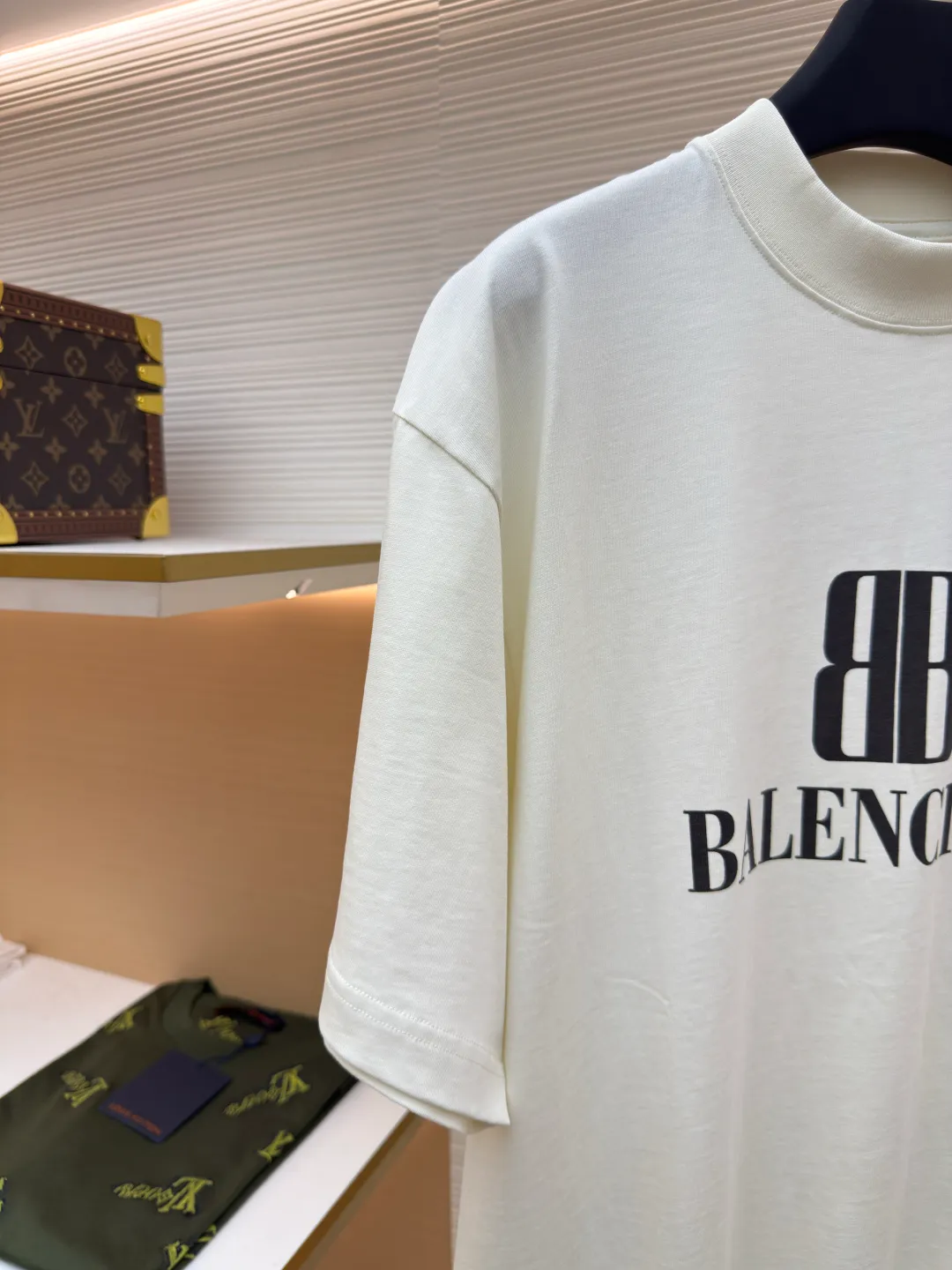 Balenciaga black letter double B printed short sleeves ●Original version: Purchased and developed by 2269 ●Item number: 1680738-A05 ●Fabric: vintage jersey fabric ●Technology: printing production ●Version: loose version ●Weight: about 300 grams ●Size: Fine cotton fabrics usually have better moisture absorption, breathability, warmth retention and wear resistance, and are also softer and smoother. Retro cotton fabric is a relatively thick cotton fabric with a retro-style black tone. It has been carefully processed and processed to have excellent texture and performance. Due to fine processing, the texture of fine cotton fabric is relatively light and soft, and it feels soft and comfortable. High-density dot paste printing is a unique and advanced printing technology. The distribution of dots is very dense, so the printed pattern has extremely high clarity and resolution. High-density dot printing technology is used to print various complex patterns and textures on clothing. Ink graffiti-like letter printing is printed through this technology, which has a unique texture and three-dimensional effect. At the same time, due to the special properties of the slurry, the printed pattern has a certain appeal, unique visual effects, and a delicate touch. The oversize loose silhouette design, the basic round neckline, dropped shoulder line, vertical pit stripe woven code from top to bottom, the collar, cuffs, and hem all have ruffles, and the sleeve length is longer to highlight the details. The thickness of the ready-made garment is the same as the original version, and it is additionally shaped to make the upper body wider and not easily deformed. The overall wiring is straight and delicate, the fabric is comfortable and soft, and the color is consistent without color difference. It can be matched with the same style to create a fashionable look and control various occasions. Customized accessories, complete with three standards, same style for men and women!