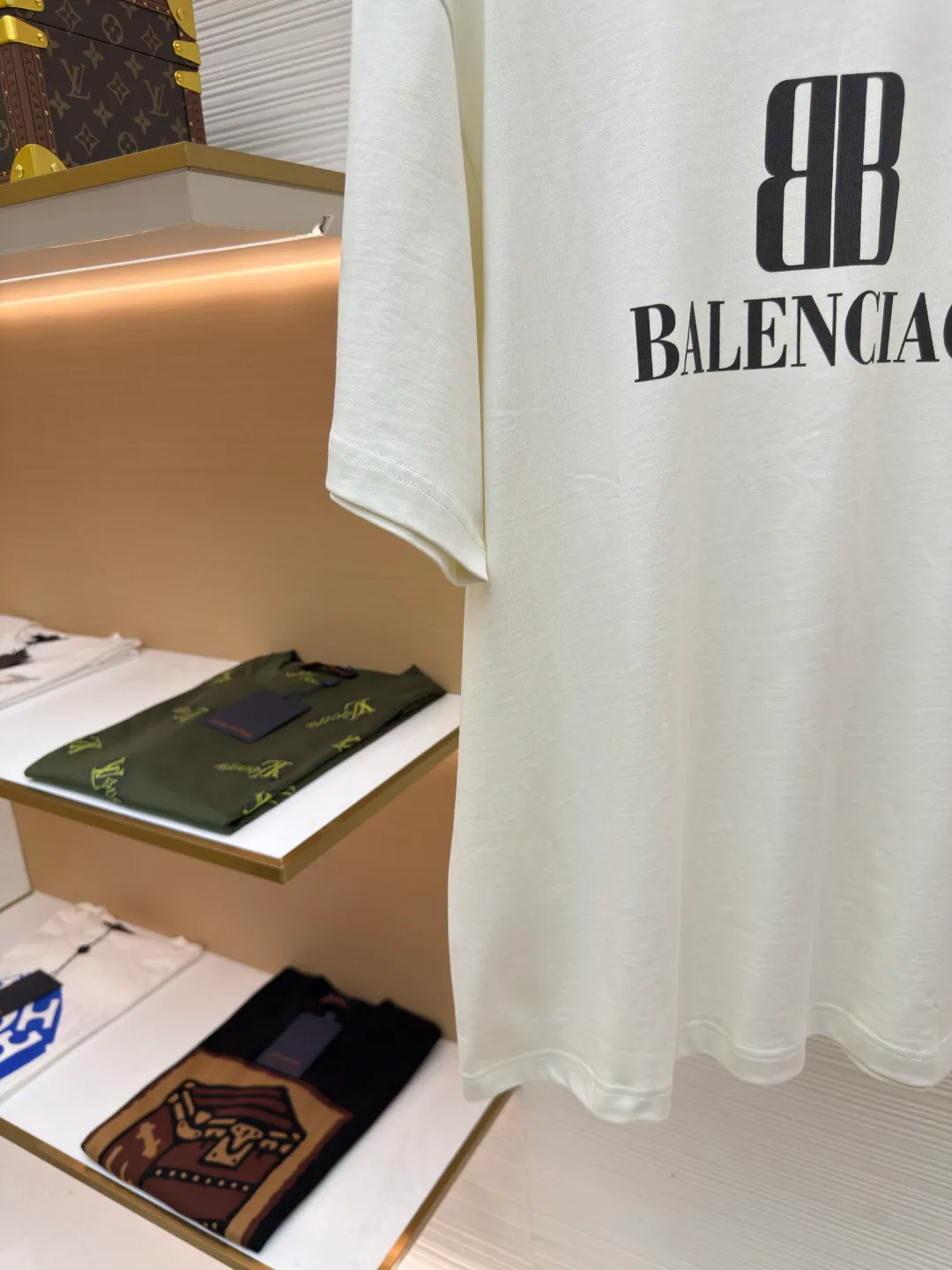 Balenciaga black letter double B printed short sleeves ●Original version: Purchased and developed by 2269 ●Item number: 1680738-A05 ●Fabric: vintage jersey fabric ●Technology: printing production ●Version: loose version ●Weight: about 300 grams ●Size: Fine cotton fabrics usually have better moisture absorption, breathability, warmth retention and wear resistance, and are also softer and smoother. Retro cotton fabric is a relatively thick cotton fabric with a retro-style black tone. It has been carefully processed and processed to have excellent texture and performance. Due to fine processing, the texture of fine cotton fabric is relatively light and soft, and it feels soft and comfortable. High-density dot paste printing is a unique and advanced printing technology. The distribution of dots is very dense, so the printed pattern has extremely high clarity and resolution. High-density dot printing technology is used to print various complex patterns and textures on clothing. Ink graffiti-like letter printing is printed through this technology, which has a unique texture and three-dimensional effect. At the same time, due to the special properties of the slurry, the printed pattern has a certain appeal, unique visual effects, and a delicate touch. The oversize loose silhouette design, the basic round neckline, dropped shoulder line, vertical pit stripe woven code from top to bottom, the collar, cuffs, and hem all have ruffles, and the sleeve length is longer to highlight the details. The thickness of the ready-made garment is the same as the original version, and it is additionally shaped to make the upper body wider and not easily deformed. The overall wiring is straight and delicate, the fabric is comfortable and soft, and the color is consistent without color difference. It can be matched with the same style to create a fashionable look and control various occasions. Customized accessories, complete with three standards, same style for men and women!