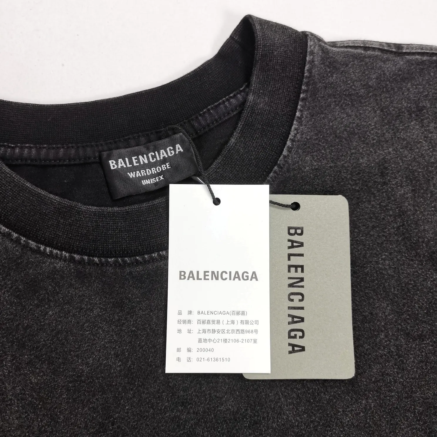 BALENCIAGA2022 new style Balenciaga back large embroidered LOGO washed and distressed basic loose cotton short sleeves for men and women couples custom-woven and dyed 280g vulcanized black fabric. The weight of the fabric after washing is up to 300+g. Imported Tajima embroidery. The letters are clear, and the embroidery uses 3D cherry blossom thread. The sand-frying process of ready-made garments makes the fabric slightly white and the whole body is broken. It is so trendy, contemporary and versatile!  Size: XS-L Color: Washed Black P:250