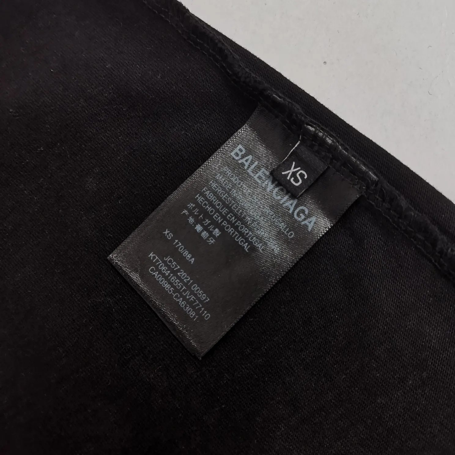 BALENCIAGA2022 new style Balenciaga back large embroidered LOGO washed and distressed basic loose cotton short sleeves for men and women couples custom-woven and dyed 280g vulcanized black fabric. The weight of the fabric after washing is up to 300+g. Imported Tajima embroidery. The letters are clear, and the embroidery uses 3D cherry blossom thread. The sand-frying process of ready-made garments makes the fabric slightly white and the whole body is broken. It is so trendy, contemporary and versatile!  Size: XS-L Color: Washed Black P:250