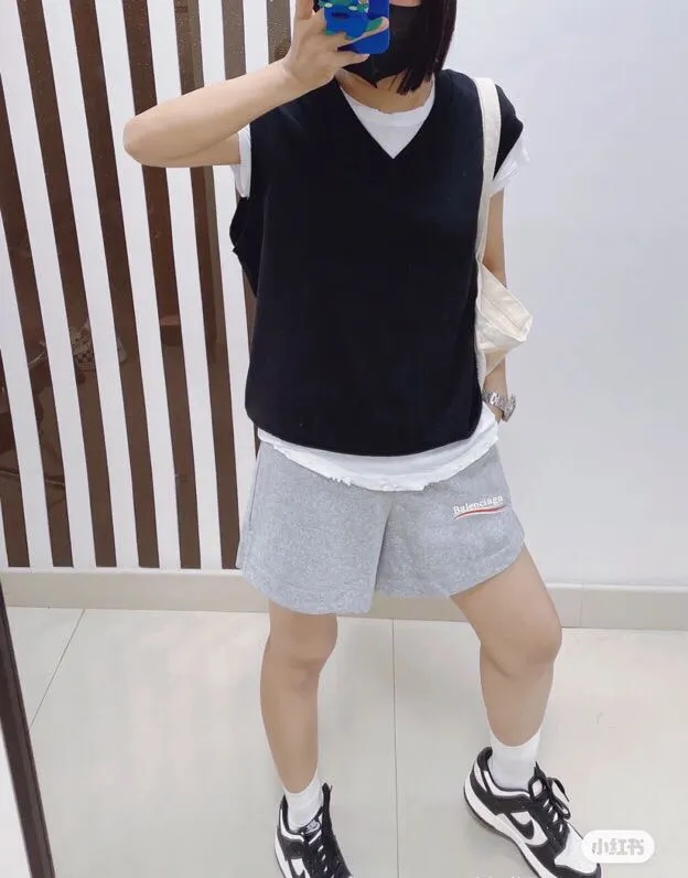 ♻️💯Upper body reference model picture❤️Balenciaga 21SS BLCG Balenciaga Wave Cola Shorts, a classic and versatile style is here! With these pants, they look perfect no matter what outfit you wear! Get it now! Customized special fabrics, ready-to-wear washable, soft and comfortable to the touch.  360 grams of dust-free sweatshirt fabric, washed and cut. Imported environmentally friendly water glue is added to the garment and washed twice to ensure consistent printing. Customized wash mark. This year's sincere shorts LOGO adopts Japanese Tajima embroidery technology, and the printing is full and meticulous. Color: Black/Grey/White/Blue Size: XS-L P:300