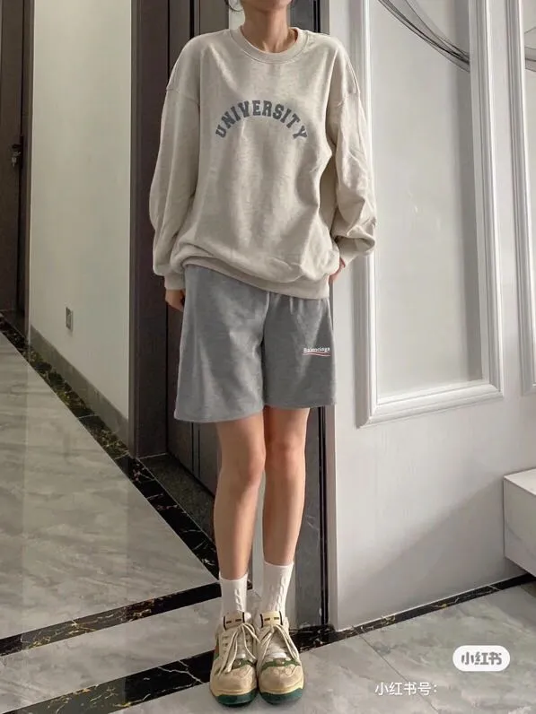 ♻️💯Upper body reference model picture❤️Balenciaga 21SS BLCG Balenciaga Wave Cola Shorts, a classic and versatile style is here! With these pants, they look perfect no matter what outfit you wear! Get it now! Customized special fabrics, ready-to-wear washable, soft and comfortable to the touch.  360 grams of dust-free sweatshirt fabric, washed and cut. Imported environmentally friendly water glue is added to the garment and washed twice to ensure consistent printing. Customized wash mark. This year's sincere shorts LOGO adopts Japanese Tajima embroidery technology, and the printing is full and meticulous. Color: Black/Grey/White/Blue Size: XS-L P:300