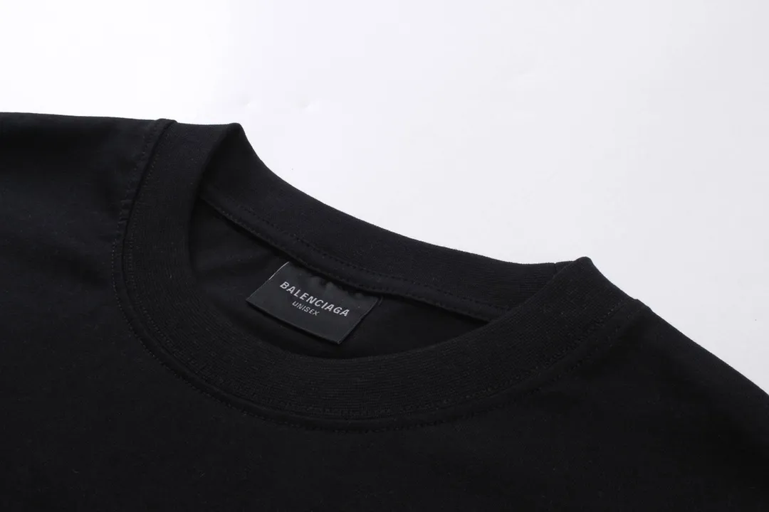 🅿️174 Detailed picture [Top version. Official website quality] BALENCI*GA/Paris BALENCI*GA# New style, classic LOGO hot-drilled short-sleeved T-shirt on the front and back. Brick cabinet synchronization. The fabric is made of Paris ZP custom-woven and dyed 100% cotton double yarn compact cotton. The weight is 260 grams. The cloth surface is clean. The cloth pattern is clear. Soft and comfortable. The color fastness is good. It is not easy to change color. The threads are woven and dyed with no color difference. The back hot drill uses imported drill, which has good gloss and is not easy to fall off. Jubie market makes goods based on pictures. Comparisons welcome. Restore the brick cabinet. The version adopts the OS loose shoulder version. Same style for men and women. Code: BL223355 Color: Black. White Size: XS to L