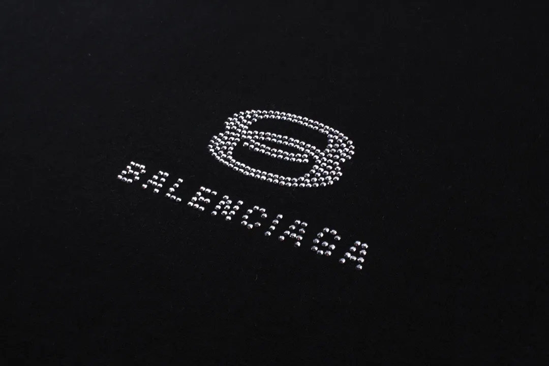 🅿️174 Detailed picture [Top version. Official website quality] BALENCI*GA/Paris BALENCI*GA# New style, classic LOGO hot-drilled short-sleeved T-shirt on the front and back. Brick cabinet synchronization. The fabric is made of Paris ZP custom-woven and dyed 100% cotton double yarn compact cotton. The weight is 260 grams. The cloth surface is clean. The cloth pattern is clear. Soft and comfortable. The color fastness is good. It is not easy to change color. The threads are woven and dyed with no color difference. The back hot drill uses imported drill, which has good gloss and is not easy to fall off. Jubie market makes goods based on pictures. Comparisons welcome. Restore the brick cabinet. The version adopts the OS loose shoulder version. Same style for men and women. Code: BL223355 Color: Black. White Size: XS to L