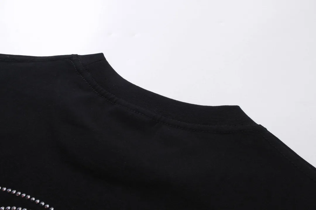 🅿️174 Detailed picture [Top version. Official website quality] BALENCI*GA/Paris BALENCI*GA# New style, classic LOGO hot-drilled short-sleeved T-shirt on the front and back. Brick cabinet synchronization. The fabric is made of Paris ZP custom-woven and dyed 100% cotton double yarn compact cotton. The weight is 260 grams. The cloth surface is clean. The cloth pattern is clear. Soft and comfortable. The color fastness is good. It is not easy to change color. The threads are woven and dyed with no color difference. The back hot drill uses imported drill, which has good gloss and is not easy to fall off. Jubie market makes goods based on pictures. Comparisons welcome. Restore the brick cabinet. The version adopts the OS loose shoulder version. Same style for men and women. Code: BL223355 Color: Black. White Size: XS to L