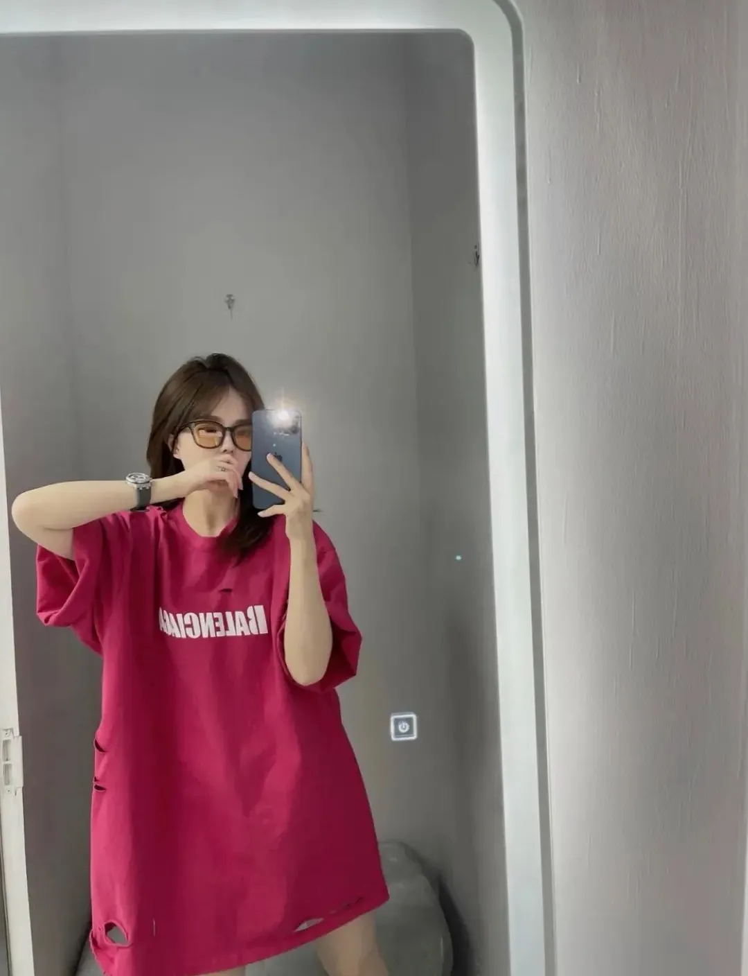 ♻️💯Reference model picture for the upper body❤The top tested version Balenciaga/BALENCIAGA chest crack print logo basic hole washed burst pattern male and female couple star same style pure cotton short-sleeved T-shirt custom-woven and dyed fabric, guaranteed to have no color difference with the genuine product, the collar thread is also dyed in the same vat. The holes on the neckline are manually rubbed, and the holes on the chest, front and back are all laser holes to ensure that the holes will not deform or wrinkle.  Made of 280g 24-count combed tightly siro-spun plain fabric, the front panel is printed with a glue-pulling effect, and imported transparent slurry is used to scrape the bottom to make the printing cracks feel even.  Color: Gray Red Blue Black White Size: XS-L P:260