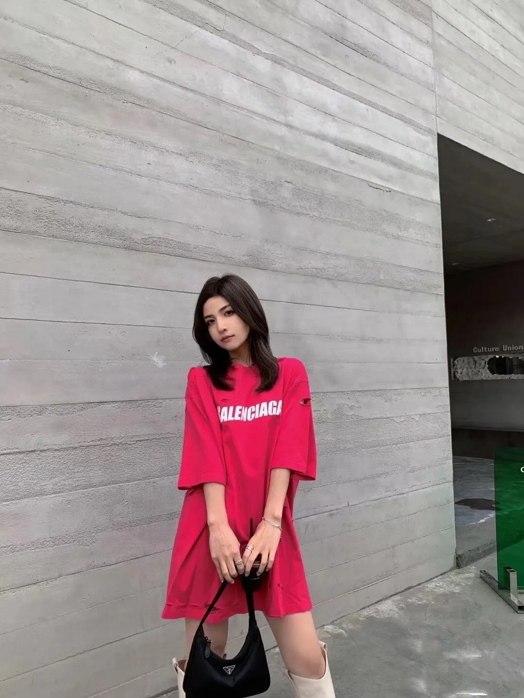 ♻️💯Reference model picture for the upper body❤The top tested version Balenciaga/BALENCIAGA chest crack print logo basic hole washed burst pattern male and female couple star same style pure cotton short-sleeved T-shirt custom-woven and dyed fabric, guaranteed to have no color difference with the genuine product, the collar thread is also dyed in the same vat. The holes on the neckline are manually rubbed, and the holes on the chest, front and back are all laser holes to ensure that the holes will not deform or wrinkle.  Made of 280g 24-count combed tightly siro-spun plain fabric, the front panel is printed with a glue-pulling effect, and imported transparent slurry is used to scrape the bottom to make the printing cracks feel even.  Color: Gray Red Blue Black White Size: XS-L P:260