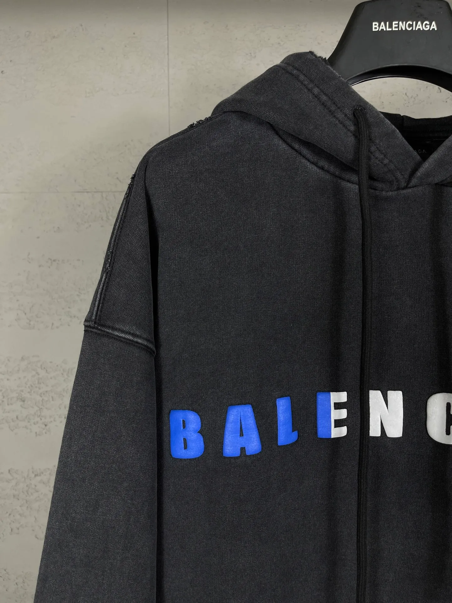 🅿️336 Detailed pictures [Top version. Official website quality] BALENCI*GA/Paris. 25ss latest model. Paris English color LOGO foam printed washed and worn hooded sweatshirt. The brick cabinet is synchronized. The fabric is made of Paris ZP custom-woven and dyed cotton sweatshirt, with a weight of 460 grams. The cloth surface is clean. The cloth pattern is clear, soft and comfortable, and the threads are dyed with no color difference. The classic pattern is foam printed using environmentally friendly imported materials, with clear letters and a strong three-dimensional feel. Restored brick cabinet. The garments were washed and aged, and polished by many hands. Produced by ultra-heavy craftsmanship, the market currency is very different, welcome to compare. The version adopts OS loose shoulder design. The same style for men and women. Code: BL259928 Color: Washed black, floral gray Size: XS S M L