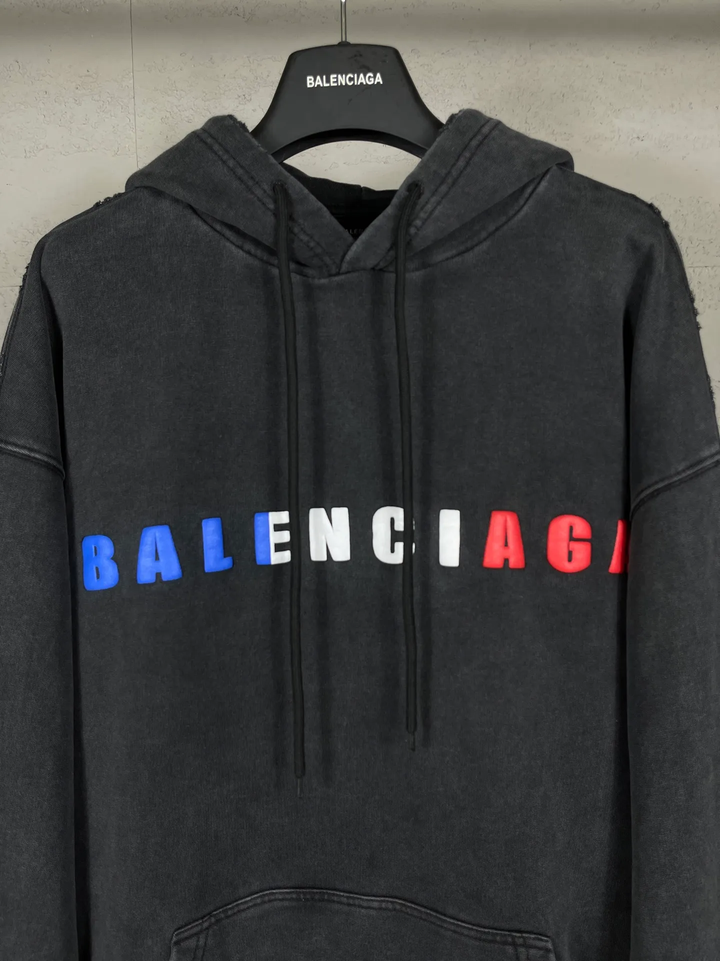 🅿️336 Detailed pictures [Top version. Official website quality] BALENCI*GA/Paris. 25ss latest model. Paris English color LOGO foam printed washed and worn hooded sweatshirt. The brick cabinet is synchronized. The fabric is made of Paris ZP custom-woven and dyed cotton sweatshirt, with a weight of 460 grams. The cloth surface is clean. The cloth pattern is clear, soft and comfortable, and the threads are dyed with no color difference. The classic pattern is foam printed using environmentally friendly imported materials, with clear letters and a strong three-dimensional feel. Restored brick cabinet. The garments were washed and aged, and polished by many hands. Produced by ultra-heavy craftsmanship, the market currency is very different, welcome to compare. The version adopts OS loose shoulder design. The same style for men and women. Code: BL259928 Color: Washed black, floral gray Size: XS S M L