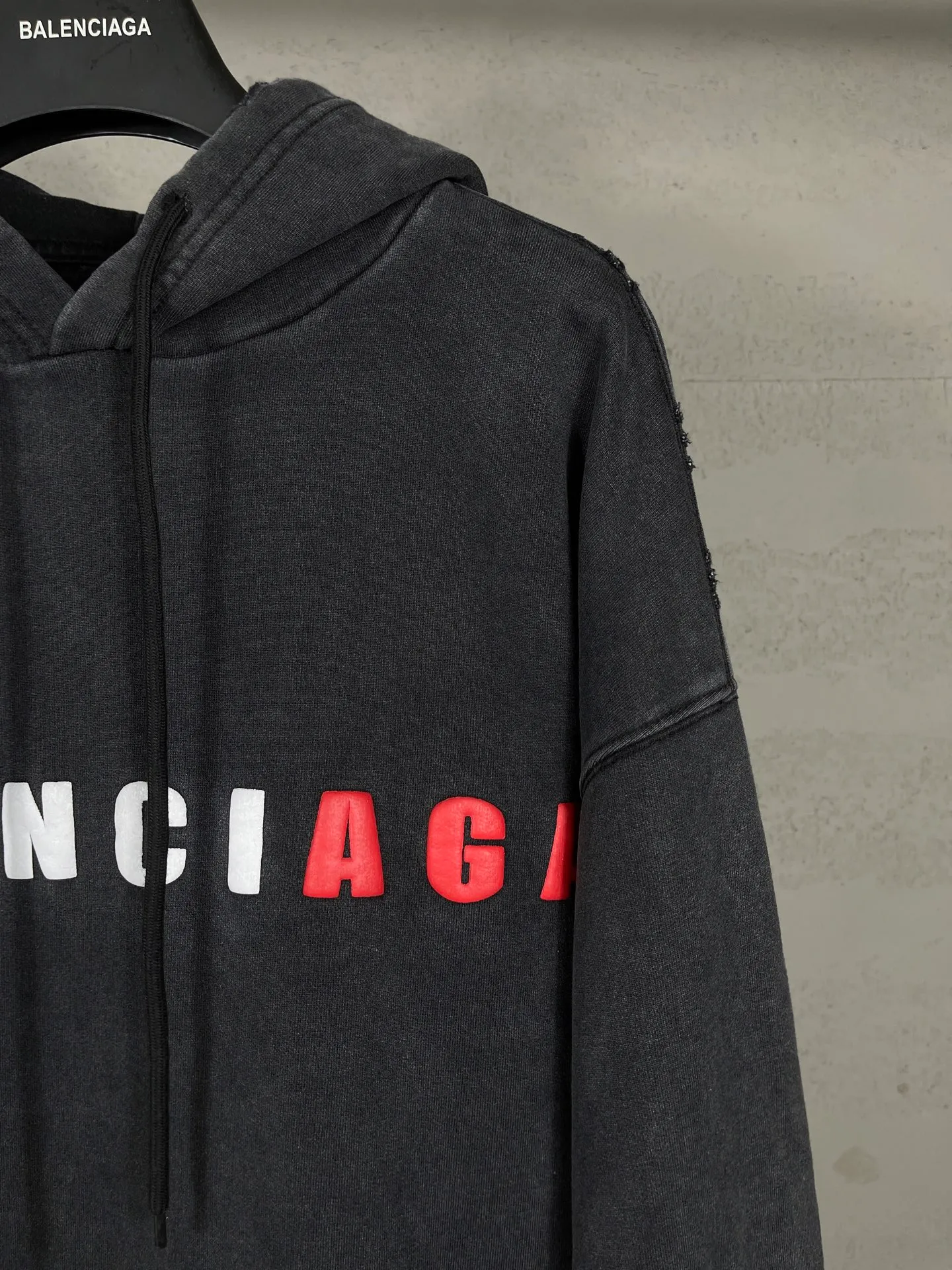 🅿️336 Detailed pictures [Top version. Official website quality] BALENCI*GA/Paris. 25ss latest model. Paris English color LOGO foam printed washed and worn hooded sweatshirt. The brick cabinet is synchronized. The fabric is made of Paris ZP custom-woven and dyed cotton sweatshirt, with a weight of 460 grams. The cloth surface is clean. The cloth pattern is clear, soft and comfortable, and the threads are dyed with no color difference. The classic pattern is foam printed using environmentally friendly imported materials, with clear letters and a strong three-dimensional feel. Restored brick cabinet. The garments were washed and aged, and polished by many hands. Produced by ultra-heavy craftsmanship, the market currency is very different, welcome to compare. The version adopts OS loose shoulder design. The same style for men and women. Code: BL259928 Color: Washed black, floral gray Size: XS S M L
