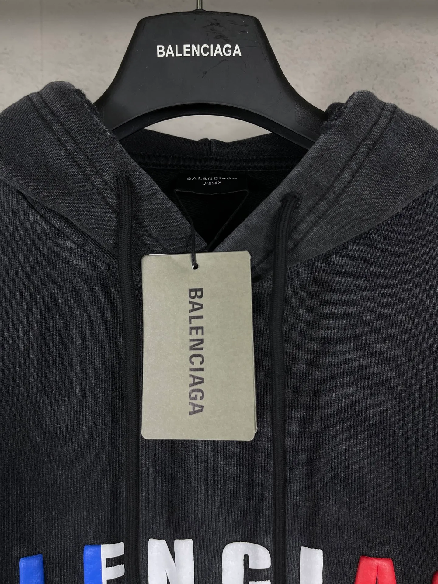 🅿️336 Detailed pictures [Top version. Official website quality] BALENCI*GA/Paris. 25ss latest model. Paris English color LOGO foam printed washed and worn hooded sweatshirt. The brick cabinet is synchronized. The fabric is made of Paris ZP custom-woven and dyed cotton sweatshirt, with a weight of 460 grams. The cloth surface is clean. The cloth pattern is clear, soft and comfortable, and the threads are dyed with no color difference. The classic pattern is foam printed using environmentally friendly imported materials, with clear letters and a strong three-dimensional feel. Restored brick cabinet. The garments were washed and aged, and polished by many hands. Produced by ultra-heavy craftsmanship, the market currency is very different, welcome to compare. The version adopts OS loose shoulder design. The same style for men and women. Code: BL259928 Color: Washed black, floral gray Size: XS S M L