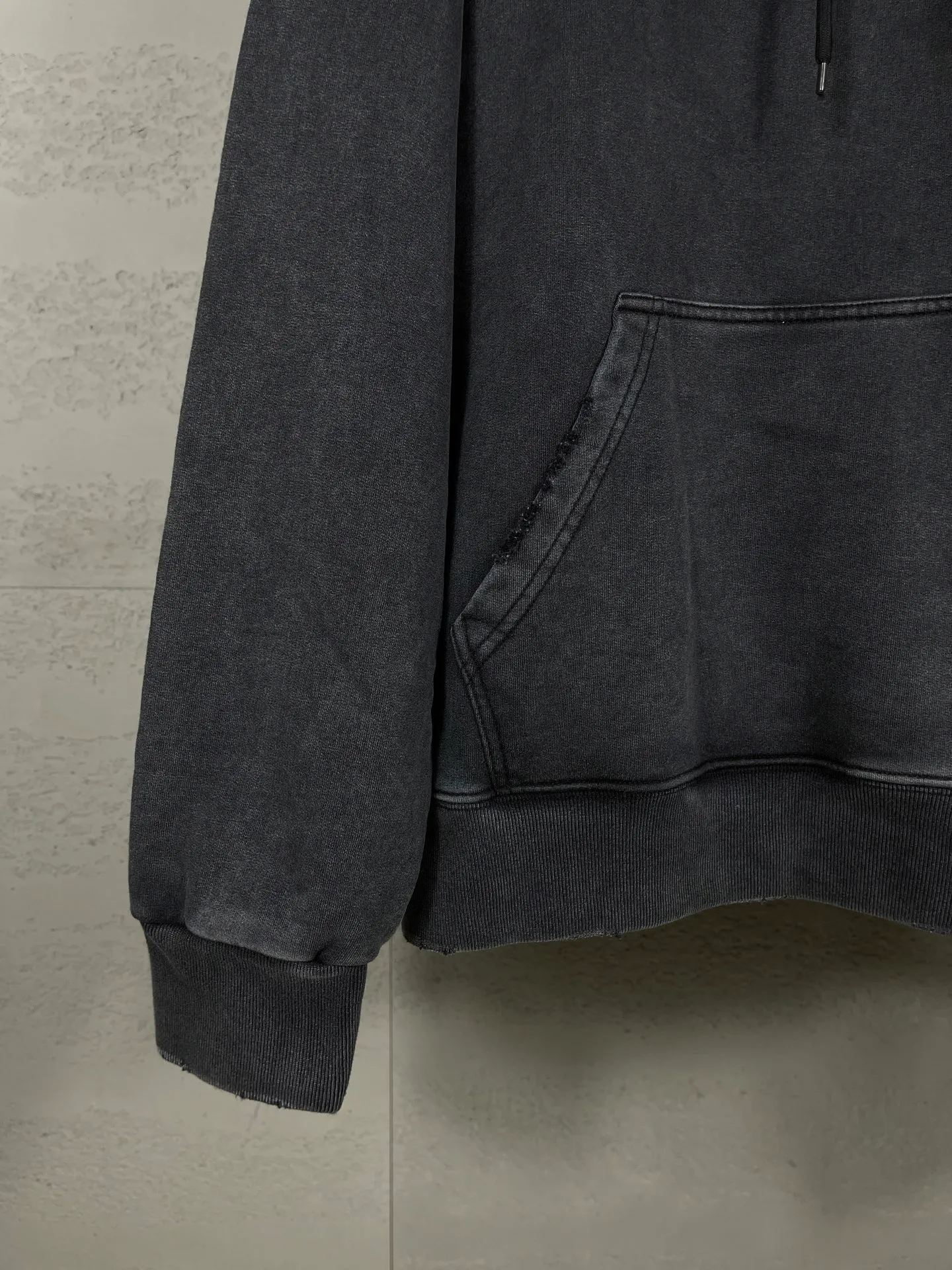 🅿️336 Detailed pictures [Top version. Official website quality] BALENCI*GA/Paris. 25ss latest model. Paris English color LOGO foam printed washed and worn hooded sweatshirt. The brick cabinet is synchronized. The fabric is made of Paris ZP custom-woven and dyed cotton sweatshirt, with a weight of 460 grams. The cloth surface is clean. The cloth pattern is clear, soft and comfortable, and the threads are dyed with no color difference. The classic pattern is foam printed using environmentally friendly imported materials, with clear letters and a strong three-dimensional feel. Restored brick cabinet. The garments were washed and aged, and polished by many hands. Produced by ultra-heavy craftsmanship, the market currency is very different, welcome to compare. The version adopts OS loose shoulder design. The same style for men and women. Code: BL259928 Color: Washed black, floral gray Size: XS S M L