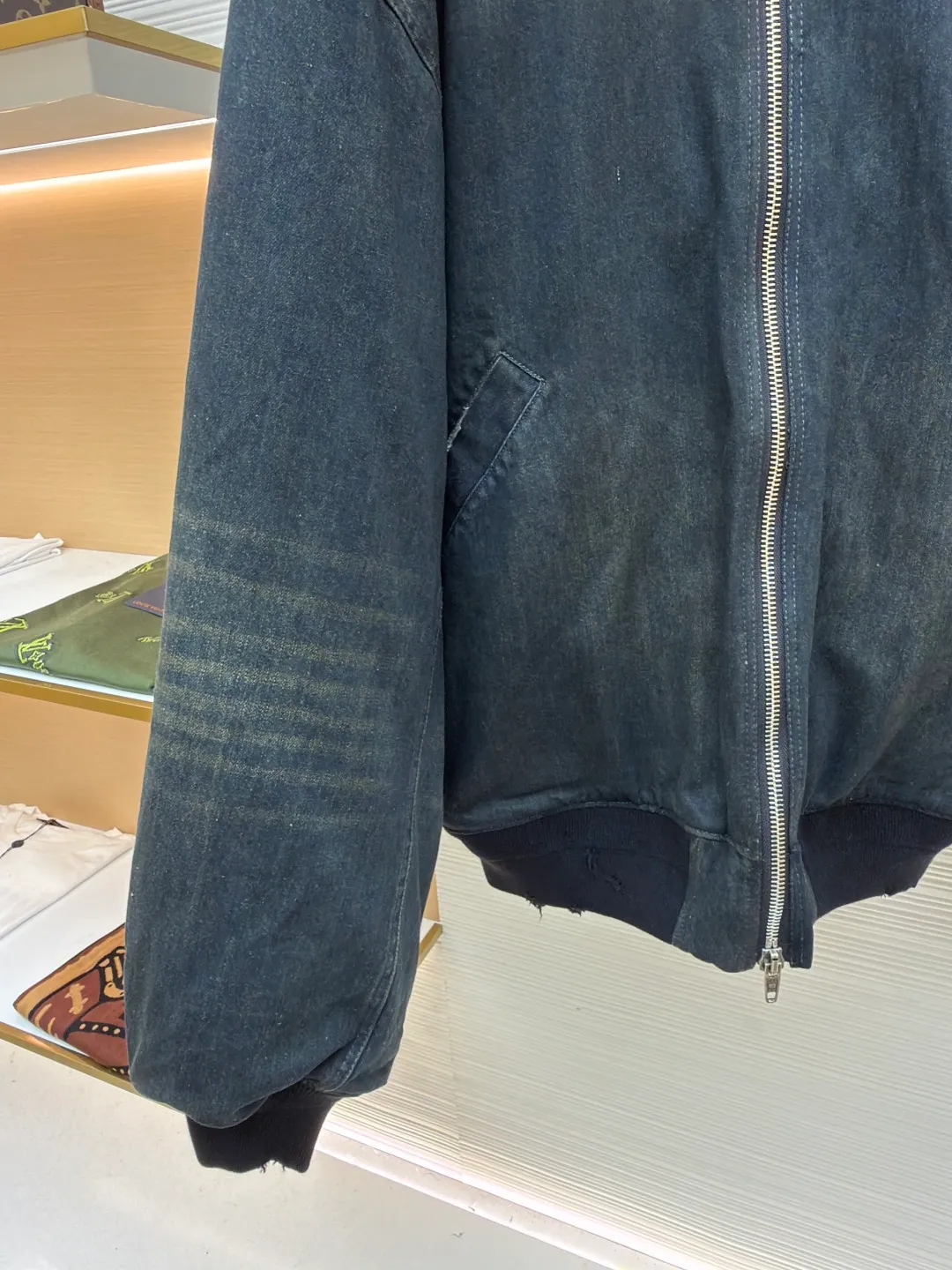 Balenciaga denim mud-dyed thin cotton clothing ●Original version: Purchased and developed by 13979 ●Item number: 1680838-D70 ●Fabric: denim fabric ●Technology: Mechanical down-filled production ●Version: Loose fit ●Weight: about 2075 grams ●Size: 1-2-3 ●Description: The main body fabric is made of 100% cotton denim fabric. This denim fabric itself is relatively thick. After multiple processes, the texture has become soft and comfortable. The denim fabric also has good wear resistance and durability! The dark green oxidized wash effect is created through the washing and fading process. The inner filling is the original Yizhi 3000D Xinjiang cotton and matched 1400D needle cotton. Because it is a unique combination of ingredients, it must be customized separately. It requires a minimum order quantity of nearly 100 rolls before it can be made in the factory. This batch cannot be used up at all, so the remaining quantity can only be calculated within the cost. The overall wiring is straight and delicate, the fabric is comfortable and soft, and the color is consistent without color difference. It can be matched with the same style to create a fashionable look and control various occasions. Customized accessories, complete with three standards, same style for men and women!