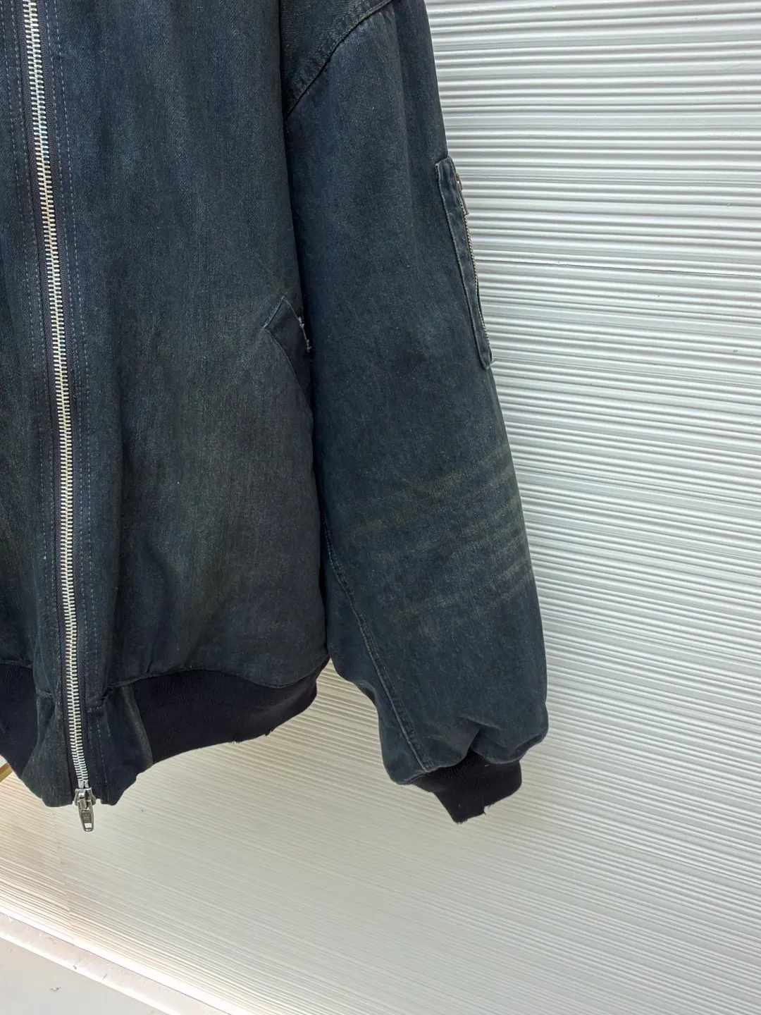 Balenciaga denim mud-dyed thin cotton clothing ●Original version: Purchased and developed by 13979 ●Item number: 1680838-D70 ●Fabric: denim fabric ●Technology: Mechanical down-filled production ●Version: Loose fit ●Weight: about 2075 grams ●Size: 1-2-3 ●Description: The main body fabric is made of 100% cotton denim fabric. This denim fabric itself is relatively thick. After multiple processes, the texture has become soft and comfortable. The denim fabric also has good wear resistance and durability! The dark green oxidized wash effect is created through the washing and fading process. The inner filling is the original Yizhi 3000D Xinjiang cotton and matched 1400D needle cotton. Because it is a unique combination of ingredients, it must be customized separately. It requires a minimum order quantity of nearly 100 rolls before it can be made in the factory. This batch cannot be used up at all, so the remaining quantity can only be calculated within the cost. The overall wiring is straight and delicate, the fabric is comfortable and soft, and the color is consistent without color difference. It can be matched with the same style to create a fashionable look and control various occasions. Customized accessories, complete with three standards, same style for men and women!