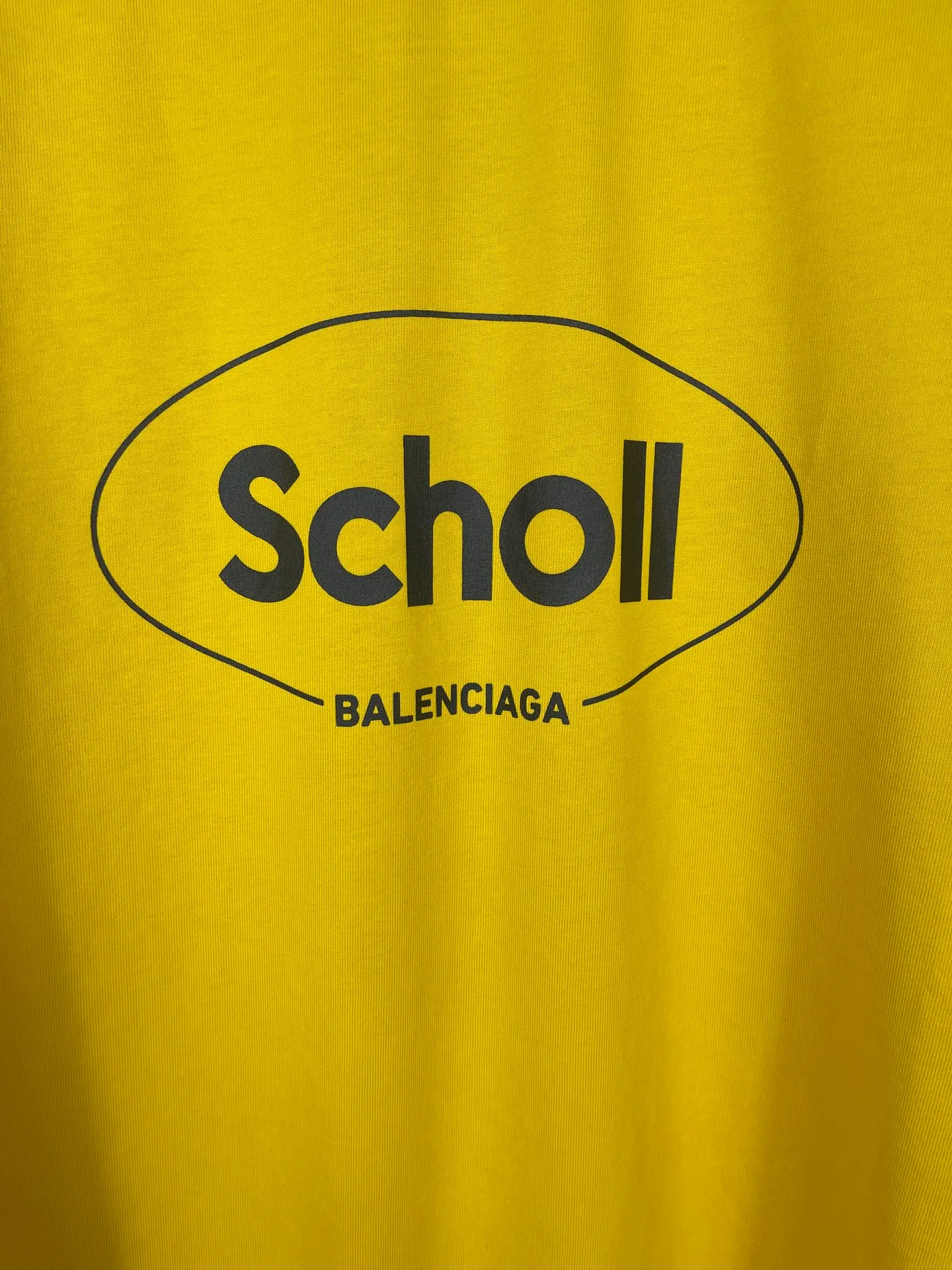 🅿️170 photos [Top version. Official website quality] BALENCI*GA/Paris. SS25 latest model, Paris co-branded Scholl printed short-sleeved T-shirt. Brick cabinet synchronization. Genuine product developed at the first time, welcome to compare! The fabric is made of Paris ZP custom-woven and dyed cotton double yarn. Weighing 260 grams, the cloth surface is clean. The cloth pattern is clear, soft and comfortable. The threads are dyed with no color difference. The printing uses environmentally friendly imported rubber paddles. The letters are clear and the effect is three-dimensional. The version adopts OS loose shoulder design. Same style for men and women. Code: BL253688 Color: black, yellow Size: XS S M L