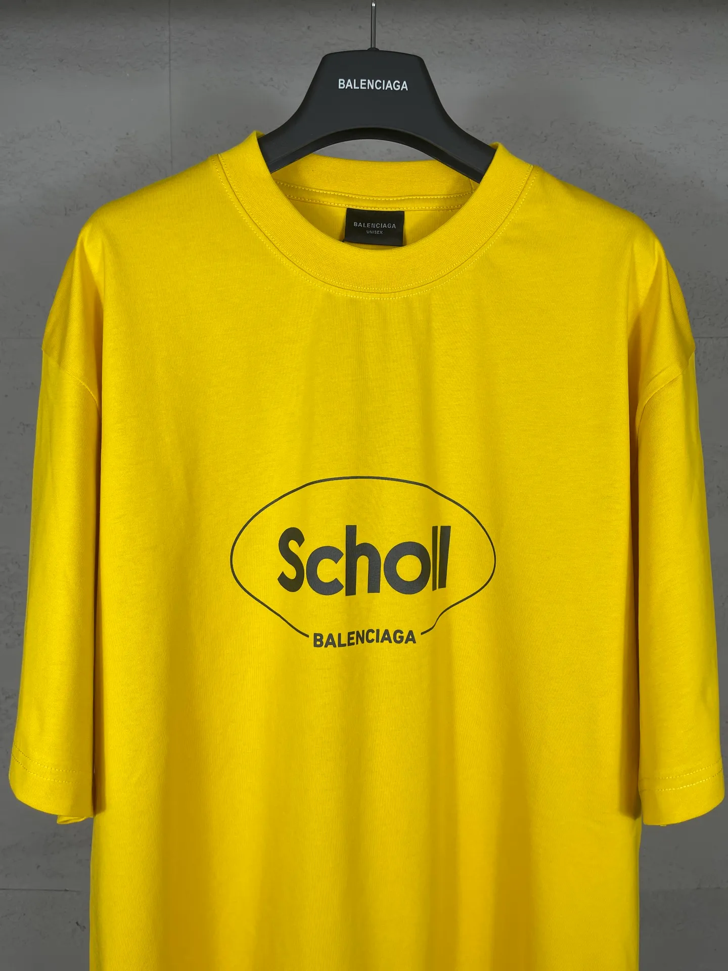 🅿️170 photos [Top version. Official website quality] BALENCI*GA/Paris. SS25 latest model, Paris co-branded Scholl printed short-sleeved T-shirt. Brick cabinet synchronization. Genuine product developed at the first time, welcome to compare! The fabric is made of Paris ZP custom-woven and dyed cotton double yarn. Weighing 260 grams, the cloth surface is clean. The cloth pattern is clear, soft and comfortable. The threads are dyed with no color difference. The printing uses environmentally friendly imported rubber paddles. The letters are clear and the effect is three-dimensional. The version adopts OS loose shoulder design. Same style for men and women. Code: BL253688 Color: black, yellow Size: XS S M L