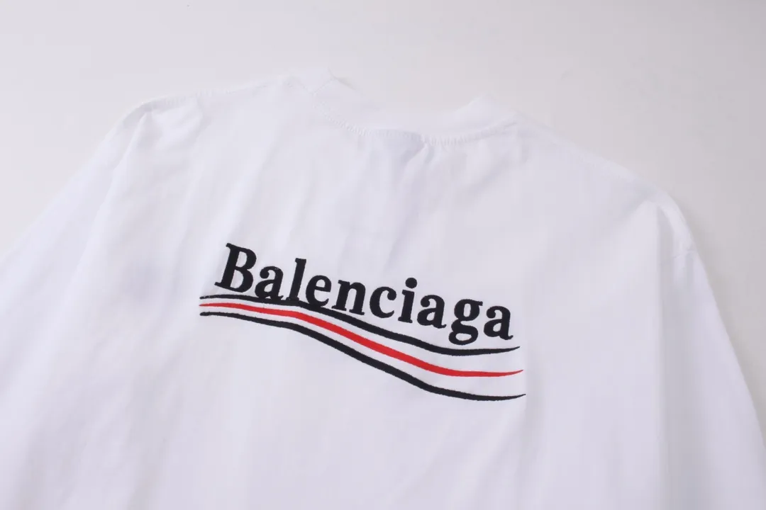 🅿️190 Real photos [Top version. Official website quality] BALENCI*GA/Paris#Classic.Coke embroidered long-sleeved T-shirt# The fabric is made of Paris ZP custom-woven and dyed cotton double yarn. Weighing 260 grams, the cloth surface is clean. The cloth pattern is clear, soft and comfortable. The threads are dyed with no color difference. The classic pattern embroidery uses an imported embroidery machine, and the embroidery thread color is embroidered according to the original color. It is produced according to the pictures in the Jubie market. The letters are clear. The three-dimensional effect is strong. The version adopts the OS loose shoulder version. The same style for men and women. Coding: BL225007 Color: black, white Size: XS S M L
