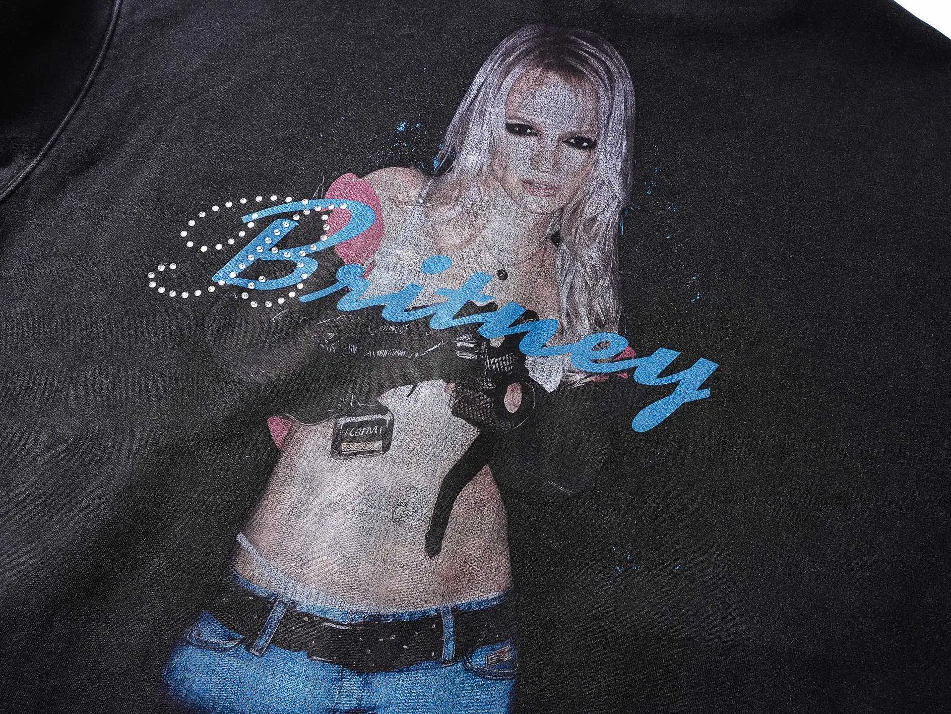 🅿️400 real photos [Top version. Official website quality] BALENCI*GA/26 new model. Balenciaga Britney Portrait Limited Edition Music Cooperation Series, Front and Back Direct Printing + Hot Diamond, Hat Embroidery, Garment Washing, Zippered Hooded Cardigan Sweater SS26 Latest Style. Research and development at the first time, different market currencies. Comparisons welcome. The fabric is made of Paris ZP custom-woven and dyed cotton sweatshirt, with a weight of 460 grams. The cloth surface is clean. The cloth pattern is clear, soft and comfortable. The threads are dyed with no color difference. Printing adopts computer direct printing. The embroidery is done using imported Tajima embroidery machines. Jubie market currency. Welcome to compare. The version adopts OS loose shoulder design. Same style for men and women. Code: BL259901 Color: washed black Size: XS S M L