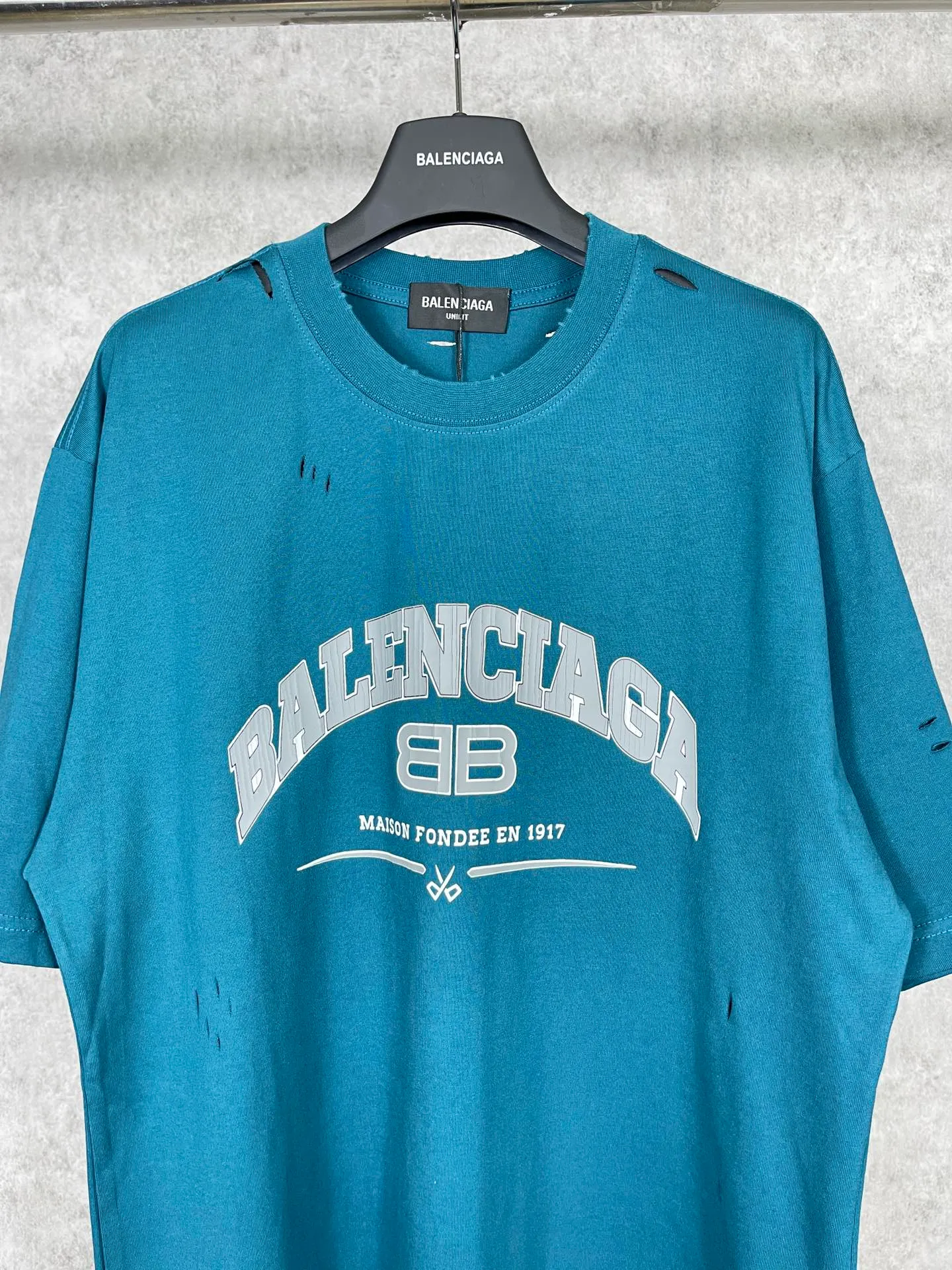 🅿️176 Actual pictures [Top version. Official website quality] BALENCI*GA/Paris. BB scissors LOGO printed ready-to-wear washed and distressed short-sleeved T-shirt. Brick cabinet synchronization. The fabric is made of Paris ZP custom-woven and dyed 100% cotton double yarn compact cotton. The weight is 260 grams, the cloth surface is clean. The cloth pattern is clear, soft and comfortable, and the thread is dyed with no color difference. The classic pattern is printed with environmentally friendly imported materials, straight cracks and cracked glue. Precision printing screen, the letters are clear and the effect is three-dimensional. Restored brick cabinet. The garments were washed and aged, and polished by many hands. Produced by super heavy craftsmanship, different market currencies, welcome to compare, the version adopts OS loose shoulder version. Same style for men and women. Code: BL223012 Color: washed black, lake blue, off-white, red Size: XS to L
