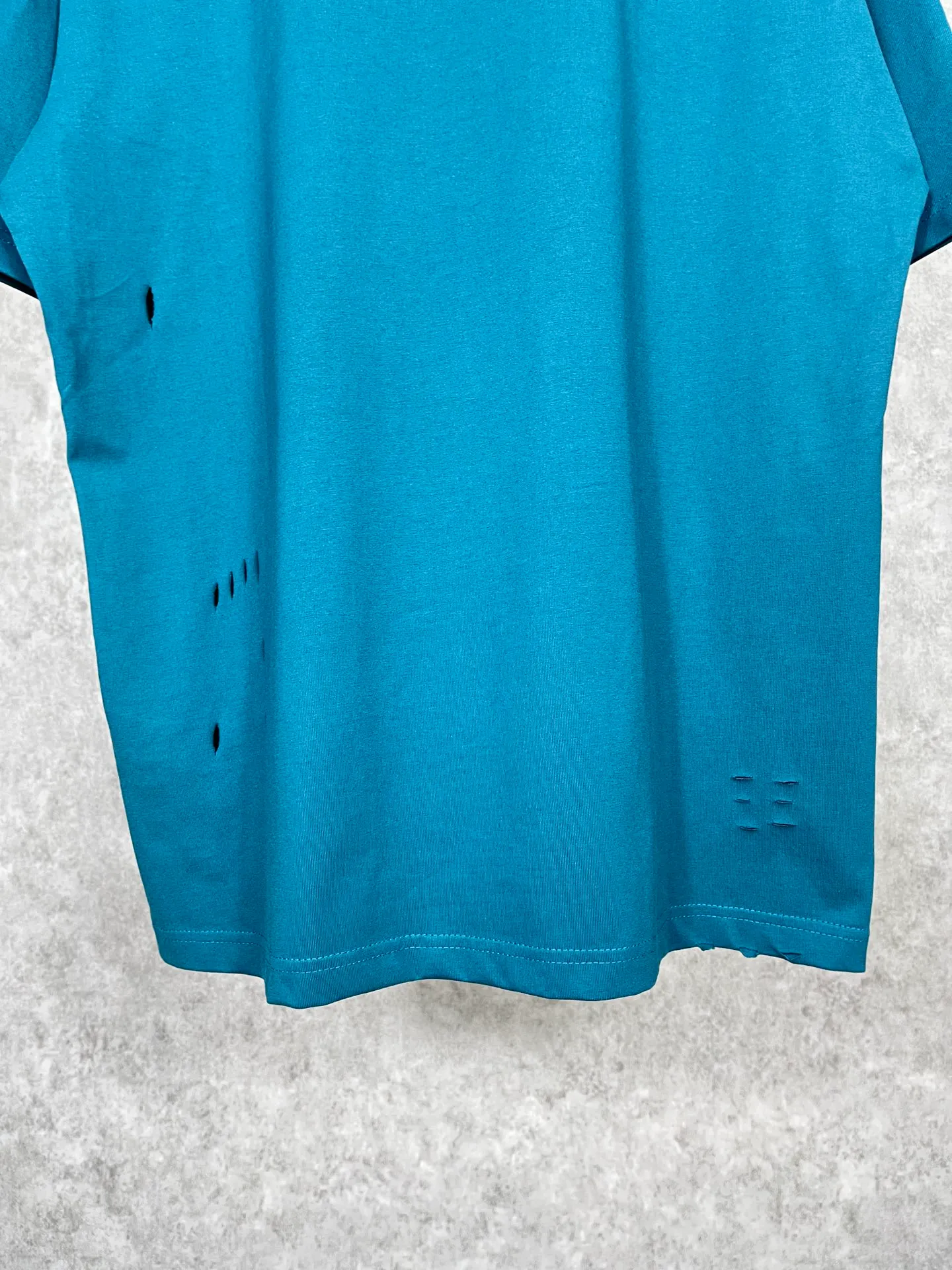 🅿️176 Actual pictures [Top version. Official website quality] BALENCI*GA/Paris. BB scissors LOGO printed ready-to-wear washed and distressed short-sleeved T-shirt. Brick cabinet synchronization. The fabric is made of Paris ZP custom-woven and dyed 100% cotton double yarn compact cotton. The weight is 260 grams, the cloth surface is clean. The cloth pattern is clear, soft and comfortable, and the thread is dyed with no color difference. The classic pattern is printed with environmentally friendly imported materials, straight cracks and cracked glue. Precision printing screen, the letters are clear and the effect is three-dimensional. Restored brick cabinet. The garments were washed and aged, and polished by many hands. Produced by super heavy craftsmanship, different market currencies, welcome to compare, the version adopts OS loose shoulder version. Same style for men and women. Code: BL223012 Color: washed black, lake blue, off-white, red Size: XS to L
