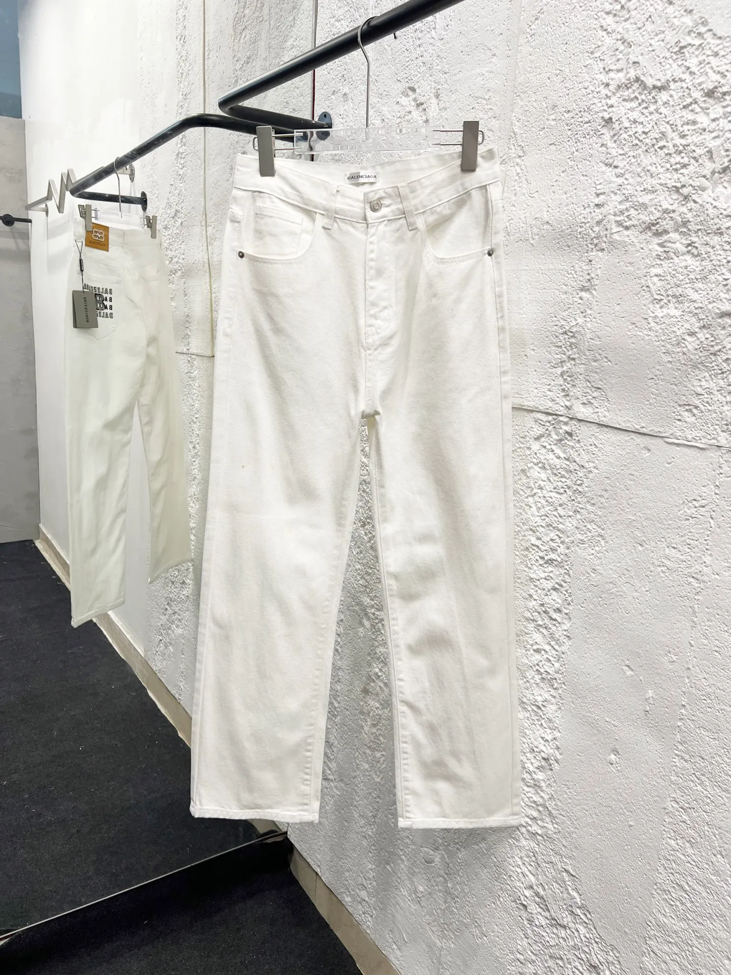 🅿️260 Style number: H907 Balenciaga & BALENCIAGA’s new classic letter-printed logo jeans use unique technology to perfectly interpret the dreamlike colors of the Northern Lights. Each pair of jeans is unique and colorful, as if the mystery and beauty of the Northern Lights are worn on the body. The tie-dye process makes the color transition of the jeans natural and rich in layers, giving people an artistic visual enjoyment. Moreover, this process also makes the jeans softer and more comfortable, and they fit your body very well when worn, allowing you to show off your perfect body curves. They are made of high-quality denim fabric and carefully processed to have good wear resistance and durability. This new type of jeans uses tie-dye technology to interpret the dreamlike colors of the Northern Lights. It is not only fashionable and versatile, but also enhances your aura and becomes the focus of everyone's attention. Original goods, washed casual jeans, imported original washed stretch fabrics, comfortable and elastic, original hardware accessories decorated with logo, super correct version, extremely high grade, counter quality, fashionable and stylish upper body. The printing uses imported foam printing, customized buttons, YKK zippers. The complete set of accessories is customized in a one-to-one mold. Color: white size: 28-30-32-34-36 (s-xxl)