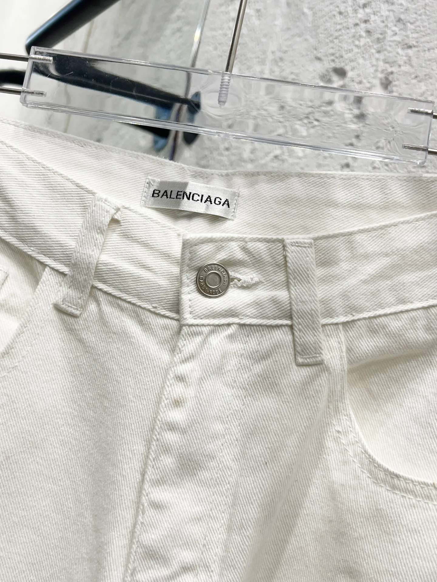 🅿️260 Style number: H907 Balenciaga & BALENCIAGA’s new classic letter-printed logo jeans use unique technology to perfectly interpret the dreamlike colors of the Northern Lights. Each pair of jeans is unique and colorful, as if the mystery and beauty of the Northern Lights are worn on the body. The tie-dye process makes the color transition of the jeans natural and rich in layers, giving people an artistic visual enjoyment. Moreover, this process also makes the jeans softer and more comfortable, and they fit your body very well when worn, allowing you to show off your perfect body curves. They are made of high-quality denim fabric and carefully processed to have good wear resistance and durability. This new type of jeans uses tie-dye technology to interpret the dreamlike colors of the Northern Lights. It is not only fashionable and versatile, but also enhances your aura and becomes the focus of everyone's attention. Original goods, washed casual jeans, imported original washed stretch fabrics, comfortable and elastic, original hardware accessories decorated with logo, super correct version, extremely high grade, counter quality, fashionable and stylish upper body. The printing uses imported foam printing, customized buttons, YKK zippers. The complete set of accessories is customized in a one-to-one mold. Color: white size: 28-30-32-34-36 (s-xxl)