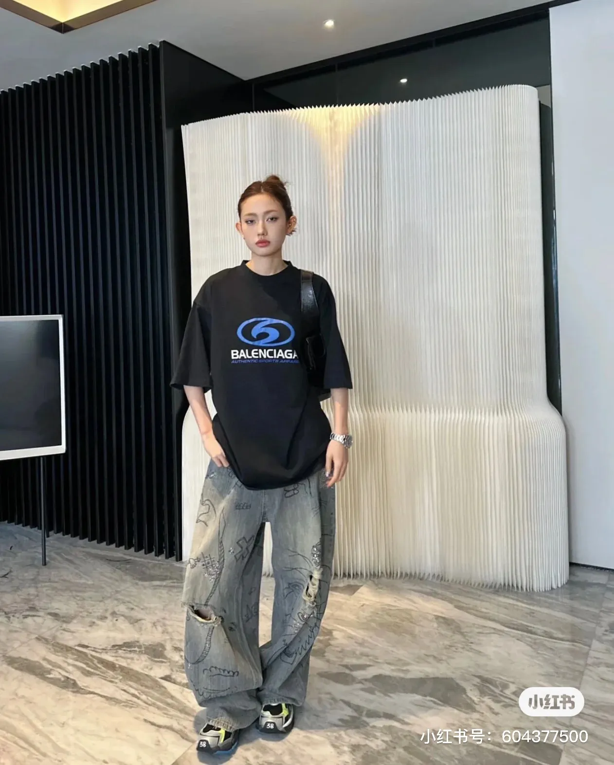 ♻️💯Upper body reference model picture❤️Top tested version 𝐁A𝐋EN𝐂IA𝐆A/Balenciaga Wave T-shirt Fabric: Double yarn 32 counts 240 grams - counter synchronization #The highest version on the market The original development of custom-woven fabric technology and washing treatment Full of thickness The texture is different from market products Highly restored #Original mold opening Use imported oval crack machine printing Every print is neatly aligned and has no burrs Hand-printed front and rear platens. Precision mesh production screen. Imported environmentally friendly pulp squeegee. Letters are clearly restored. Letter spacing. The size is consistent with the original version. Highly restored 24ss. Best-selling model on the market. Same style for men and women. Size: xs s m l Color: black white P: 290