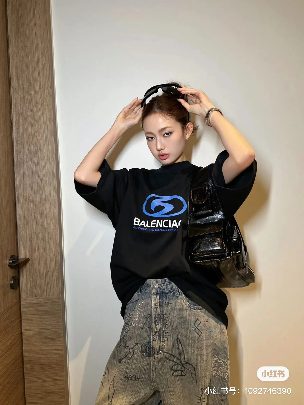 ♻️💯Upper body reference model picture❤️Top tested version 𝐁A𝐋EN𝐂IA𝐆A/Balenciaga Wave T-shirt Fabric: Double yarn 32 counts 240 grams - counter synchronization #The highest version on the market The original development of custom-woven fabric technology and washing treatment Full of thickness The texture is different from market products Highly restored #Original mold opening Use imported oval crack machine printing Every print is neatly aligned and has no burrs Hand-printed front and rear platens. Precision mesh production screen. Imported environmentally friendly pulp squeegee. Letters are clearly restored. Letter spacing. The size is consistent with the original version. Highly restored 24ss. Best-selling model on the market. Same style for men and women. Size: xs s m l Color: black white P: 290
