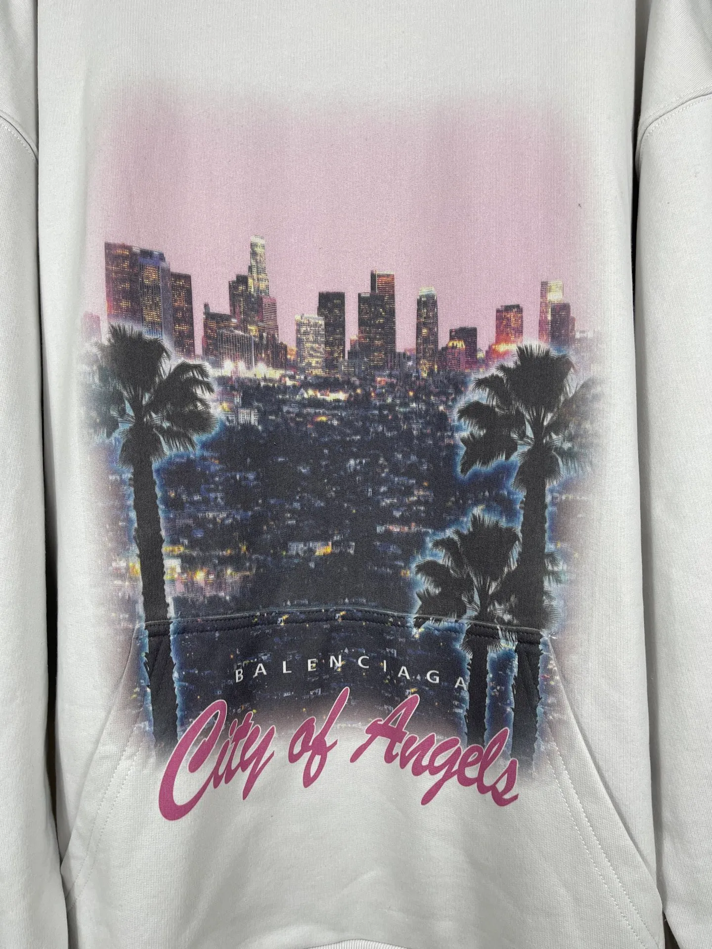 🅿️356 real photos [Top version. Official website quality] BALENCI*GA/25 new model. Latest style SS25 ready-to-wear washable hooded sweatshirt with Los Angeles night scene direct-printed print on the front. Research and development at the first time, different market currencies. Comparisons welcome. The fabric is made of Paris ZP custom-woven and dyed cotton sweatshirt. Weighing 460 grams, the cloth surface is clean. The cloth pattern is clear, soft and comfortable. The threads are dyed with no color difference. Printing adopts computer direct printing. Garments are washed and aged. Jubie market currency. Welcome to compare. The version adopts OS loose shoulder design. Same style for men and women. Code: BL259905 Color: washed black, apricot Size: XS S M L