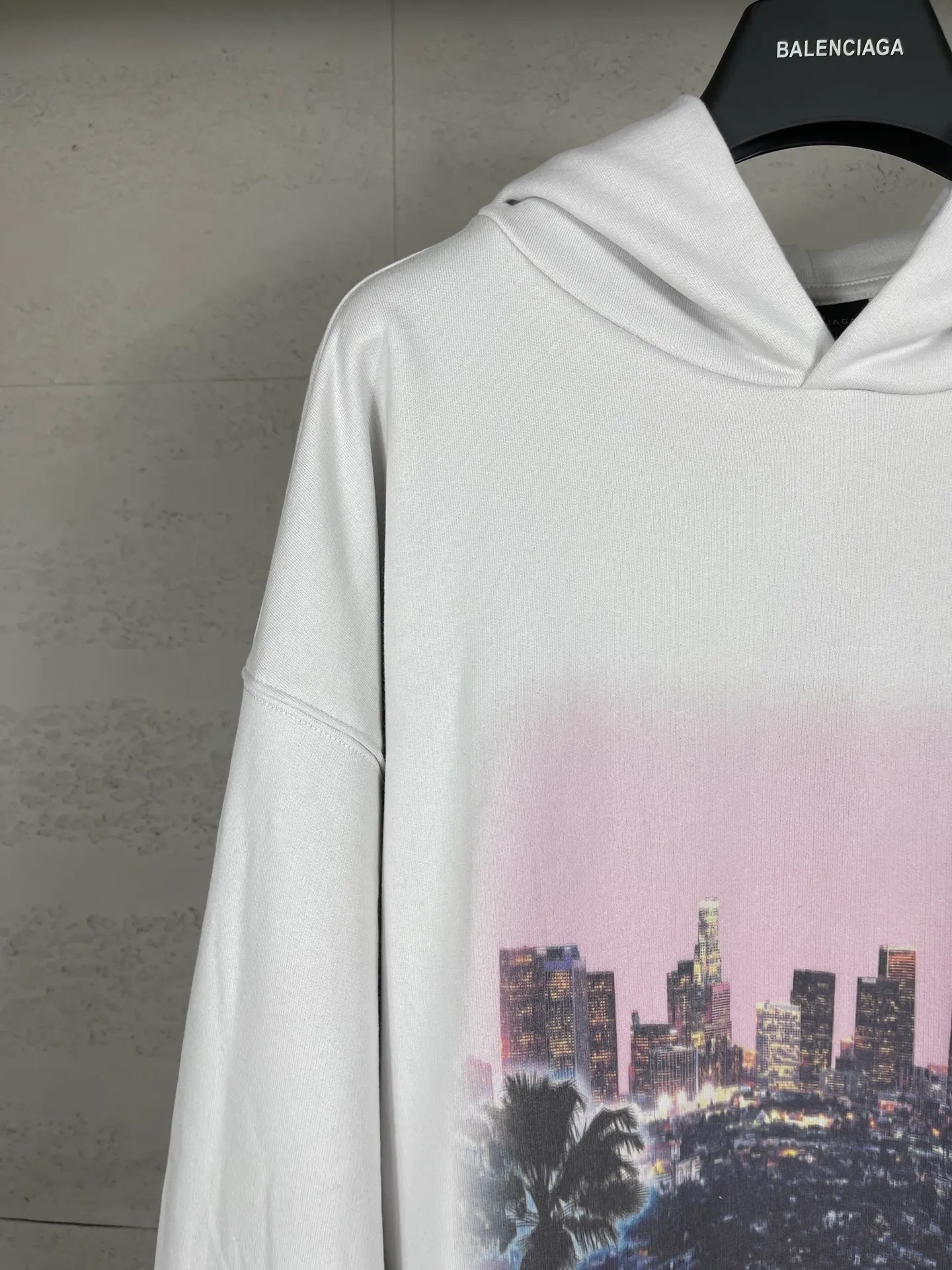 🅿️356 real photos [Top version. Official website quality] BALENCI*GA/25 new model. Latest style SS25 ready-to-wear washable hooded sweatshirt with Los Angeles night scene direct-printed print on the front. Research and development at the first time, different market currencies. Comparisons welcome. The fabric is made of Paris ZP custom-woven and dyed cotton sweatshirt. Weighing 460 grams, the cloth surface is clean. The cloth pattern is clear, soft and comfortable. The threads are dyed with no color difference. Printing adopts computer direct printing. Garments are washed and aged. Jubie market currency. Welcome to compare. The version adopts OS loose shoulder design. Same style for men and women. Code: BL259905 Color: washed black, apricot Size: XS S M L