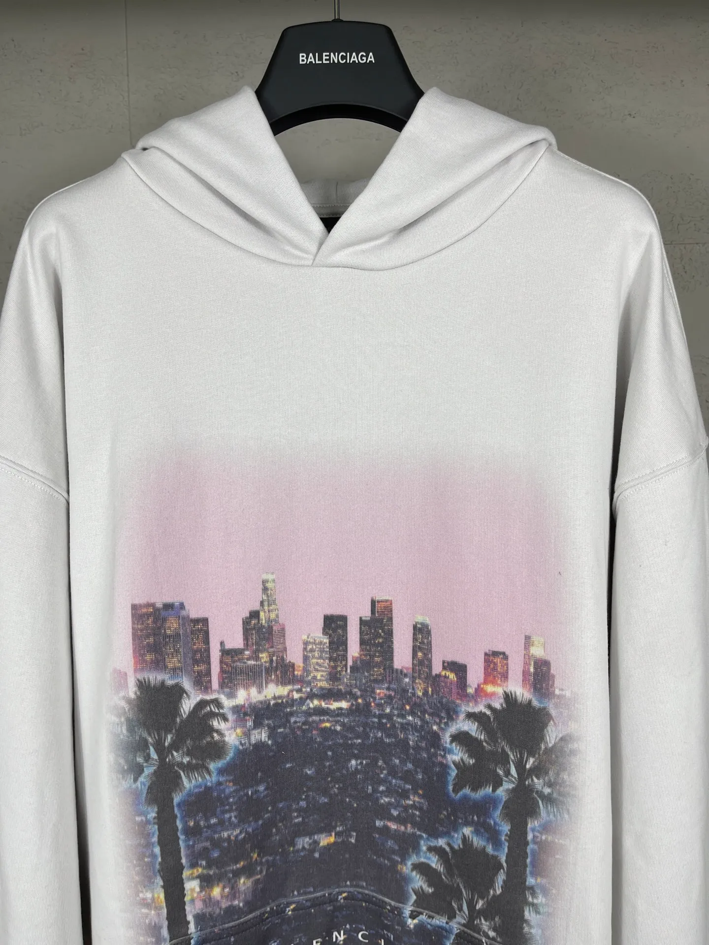 🅿️356 real photos [Top version. Official website quality] BALENCI*GA/25 new model. Latest style SS25 ready-to-wear washable hooded sweatshirt with Los Angeles night scene direct-printed print on the front. Research and development at the first time, different market currencies. Comparisons welcome. The fabric is made of Paris ZP custom-woven and dyed cotton sweatshirt. Weighing 460 grams, the cloth surface is clean. The cloth pattern is clear, soft and comfortable. The threads are dyed with no color difference. Printing adopts computer direct printing. Garments are washed and aged. Jubie market currency. Welcome to compare. The version adopts OS loose shoulder design. Same style for men and women. Code: BL259905 Color: washed black, apricot Size: XS S M L