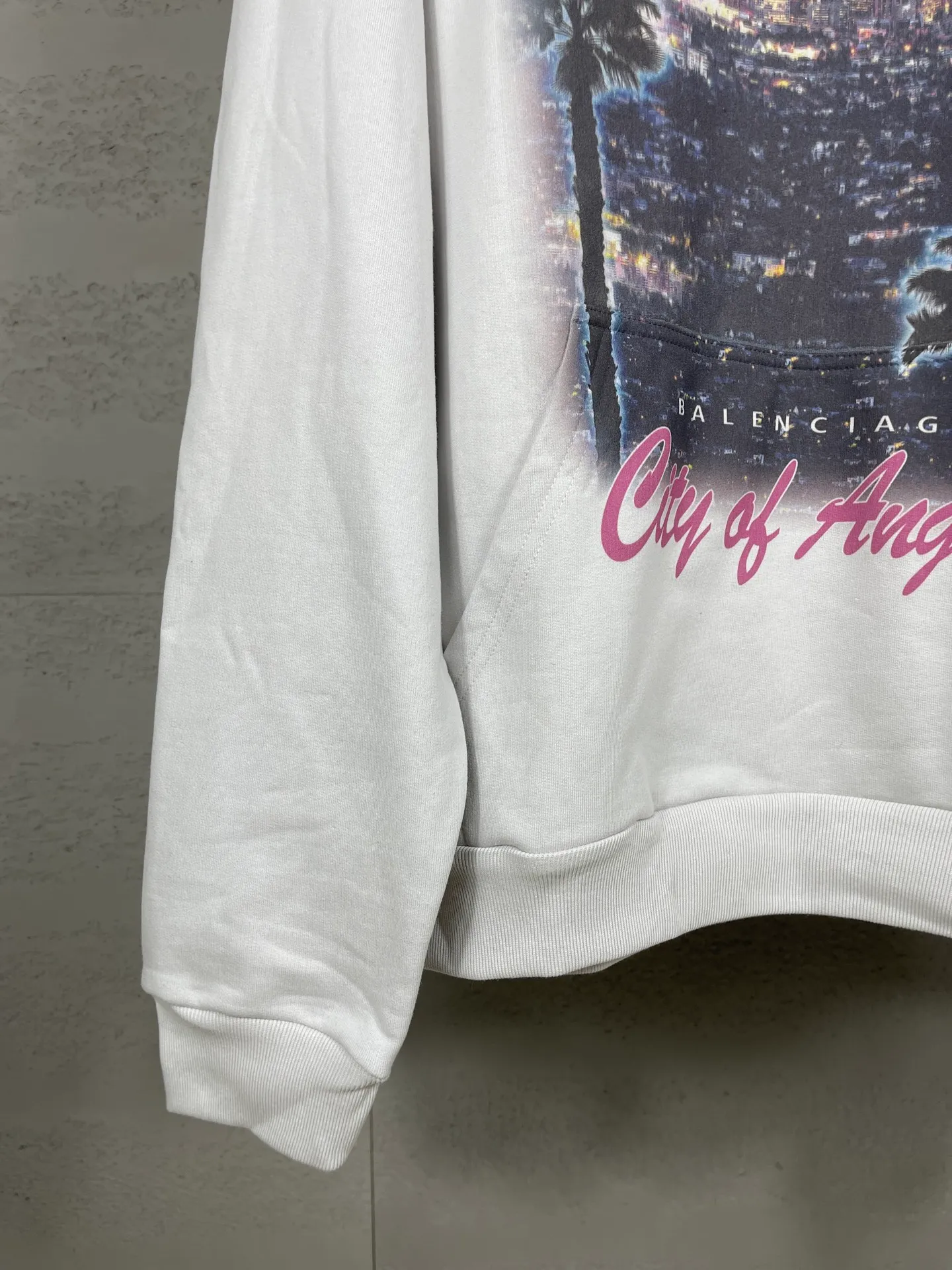 🅿️356 real photos [Top version. Official website quality] BALENCI*GA/25 new model. Latest style SS25 ready-to-wear washable hooded sweatshirt with Los Angeles night scene direct-printed print on the front. Research and development at the first time, different market currencies. Comparisons welcome. The fabric is made of Paris ZP custom-woven and dyed cotton sweatshirt. Weighing 460 grams, the cloth surface is clean. The cloth pattern is clear, soft and comfortable. The threads are dyed with no color difference. Printing adopts computer direct printing. Garments are washed and aged. Jubie market currency. Welcome to compare. The version adopts OS loose shoulder design. Same style for men and women. Code: BL259905 Color: washed black, apricot Size: XS S M L