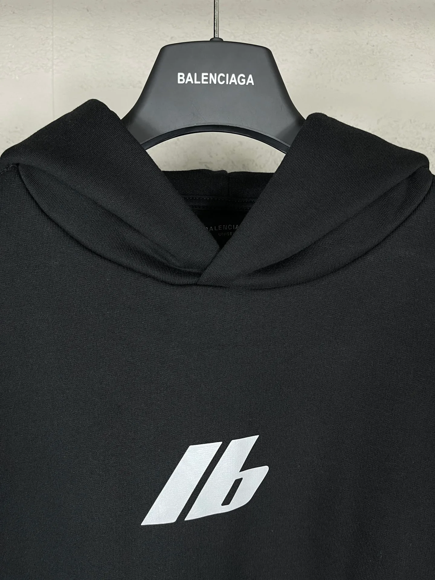 🅿️300 real photos [Top version. Official website quality] BALENCI*GA/Paris. 2024 new style. Hooded sweatshirt with front and rear LOGO reflective letters, brick cabinet synchronization. Developed as genuine product at the first time, welcome to compare! The fabric is made of Paris ZP custom-woven and dyed cotton terry sweatshirt. Weighing 460 grams, the cloth surface is clean. The cloth pattern is clear, soft and comfortable. The threads are dyed with no color difference. Get reflective film beforehand. The effect will be three-dimensional. Restore the brick cabinet. Different market currency, welcome to compare, the version adopts OS loose shoulder version. Same style for men and women Coding: BL238929 Color: black, off-white Size: XS S M L