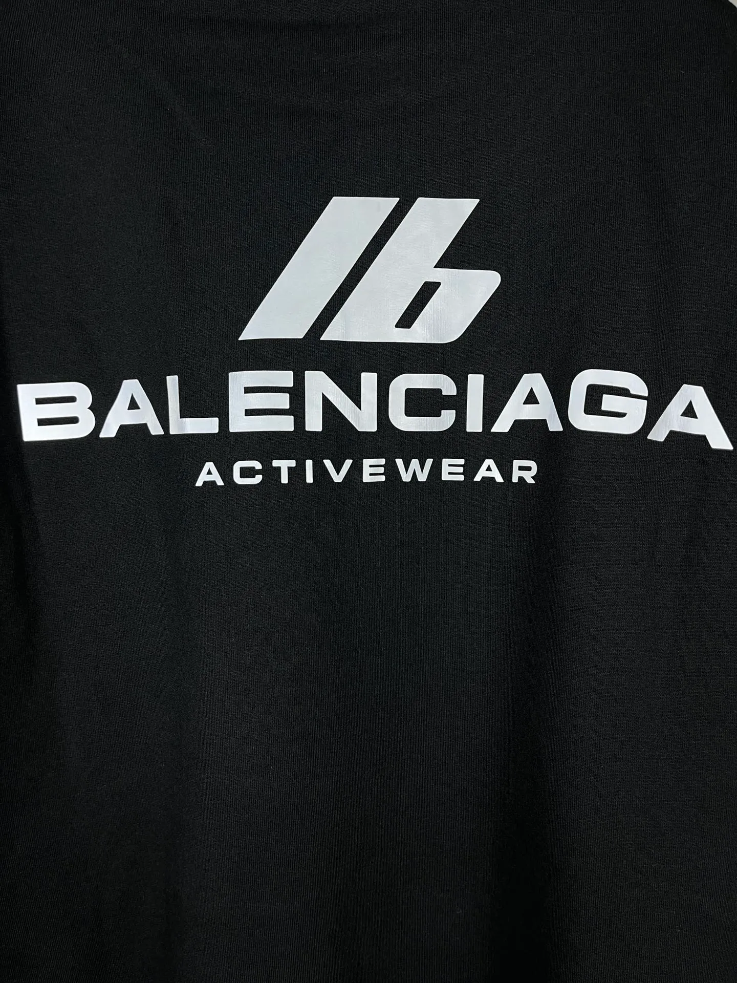 🅿️300 real photos [Top version. Official website quality] BALENCI*GA/Paris. 2024 new style. Hooded sweatshirt with front and rear LOGO reflective letters, brick cabinet synchronization. Developed as genuine product at the first time, welcome to compare! The fabric is made of Paris ZP custom-woven and dyed cotton terry sweatshirt. Weighing 460 grams, the cloth surface is clean. The cloth pattern is clear, soft and comfortable. The threads are dyed with no color difference. Get reflective film beforehand. The effect will be three-dimensional. Restore the brick cabinet. Different market currency, welcome to compare, the version adopts OS loose shoulder version. Same style for men and women Coding: BL238929 Color: black, off-white Size: XS S M L