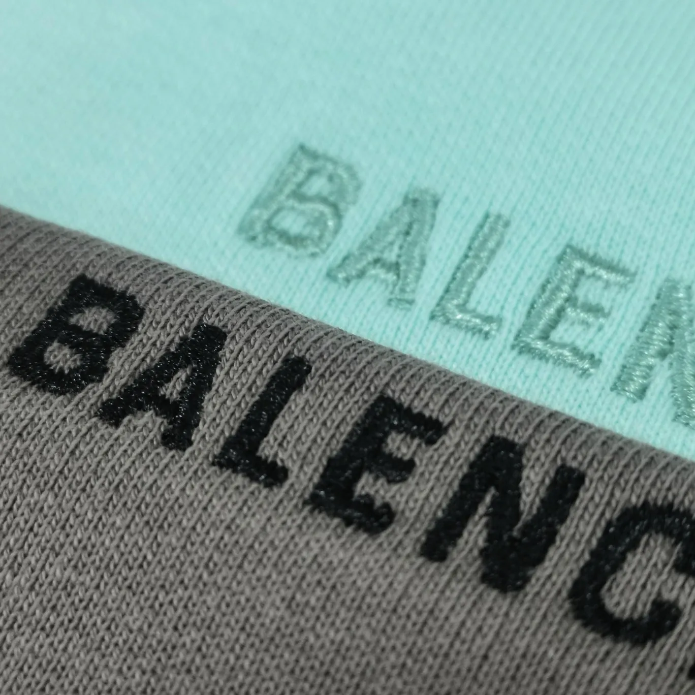 Additional details - the top version of BALENCIAGA with large LOGO basic letters on the back, pure cotton loose, same style for male and female couples, high-end embroidered cotton hoodie, hooded sweatshirt, the god of simplicity in Paris, a volume sought after by many stars. Lisa’s favorite basic short-sleeved Paris style, which has a very high appearance rate. Wear alone, paired with jeans, shorts, and sweatpants, it's a versatile style. Xiaohongshu, a hot item on INS, a must-have for Paris fans.  Using Tajima embroidery technology imported from Japan, the printing looks very three-dimensional and full, with no threads. Regardless of the size, the front and back letters can be expressed perfectly! The fabric is made of 460g pure cotton combed terry fabric!  A complete set of customized tags, collar tags, washed, plastic bags, and most importantly, a complete set of bags, tag codes, and codes are all authentic.  Color: mint green dark brown Size: XS-L P:450